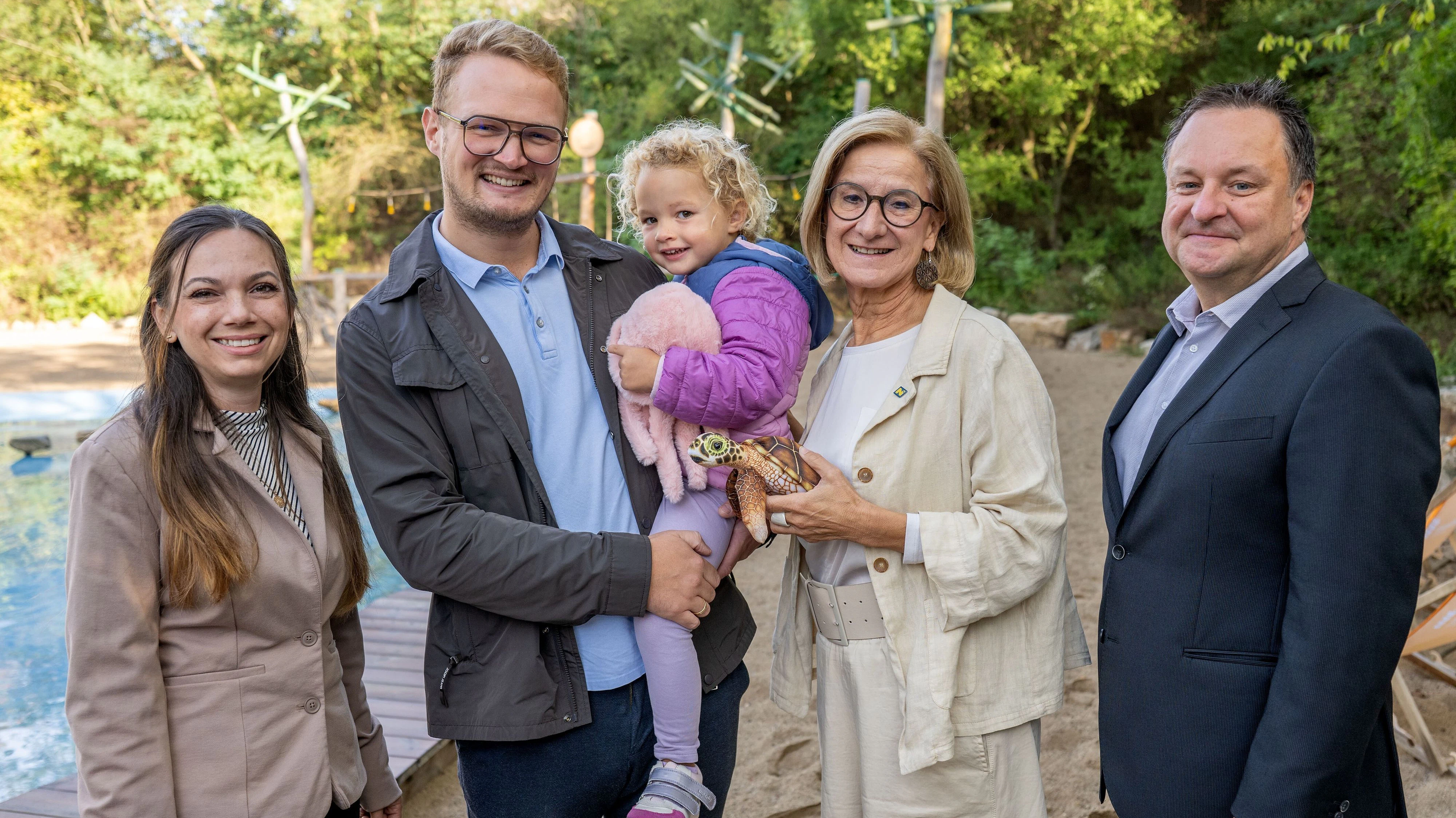 Michéle Fleischer (Betriebsleiterin der Fossilienwelt), 100.000 Besucherfamilie: Konstantin Karner und Tochter Josefina, Landeshauptfrau Johanna Mikl-Leitner, Christian Lang (Pächter der Fossilienwelt)