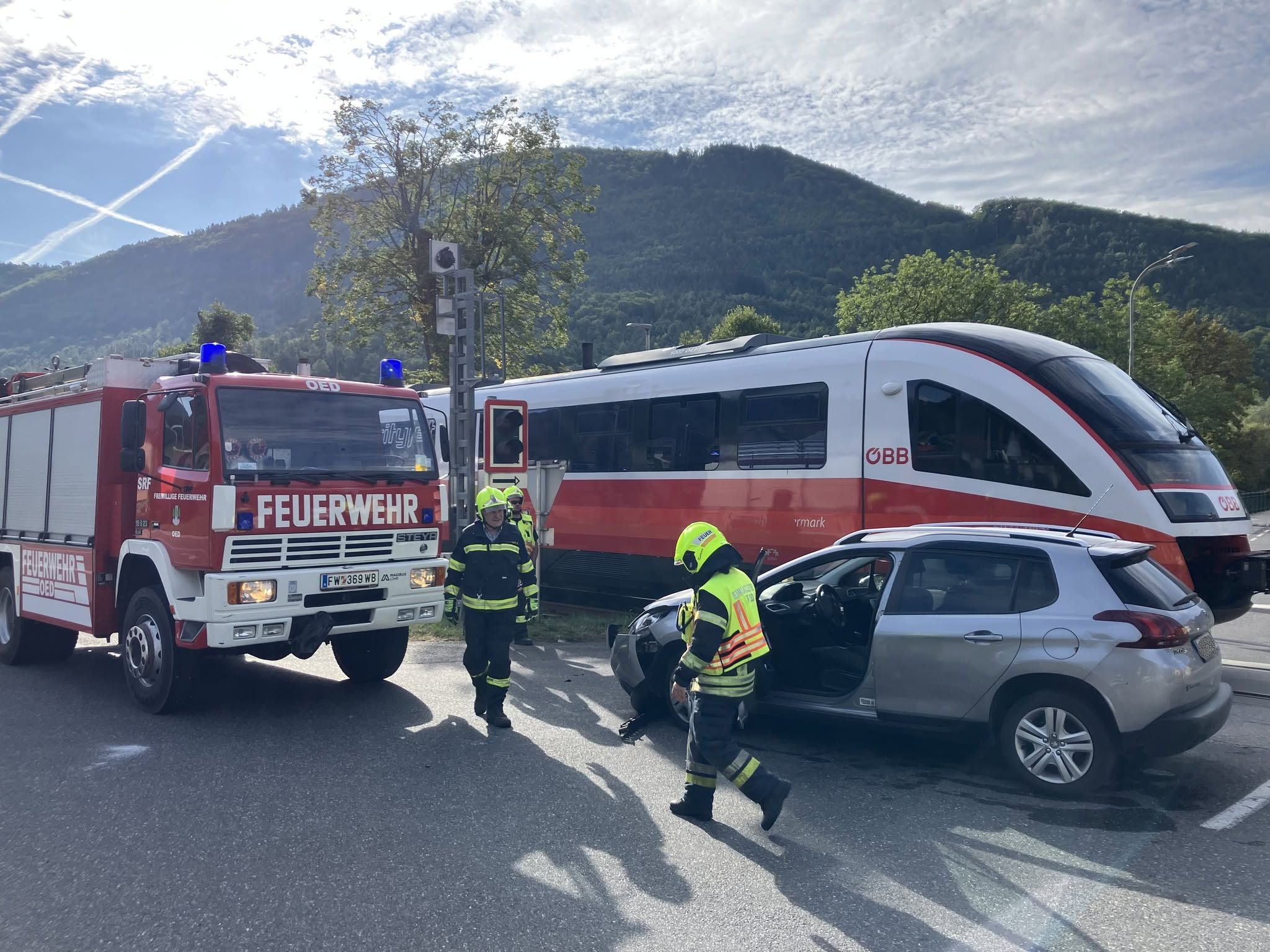 Ein Pkw ist Freitagvormittag in Reichental mit einem ÖBB-Personenzug kollidiert.