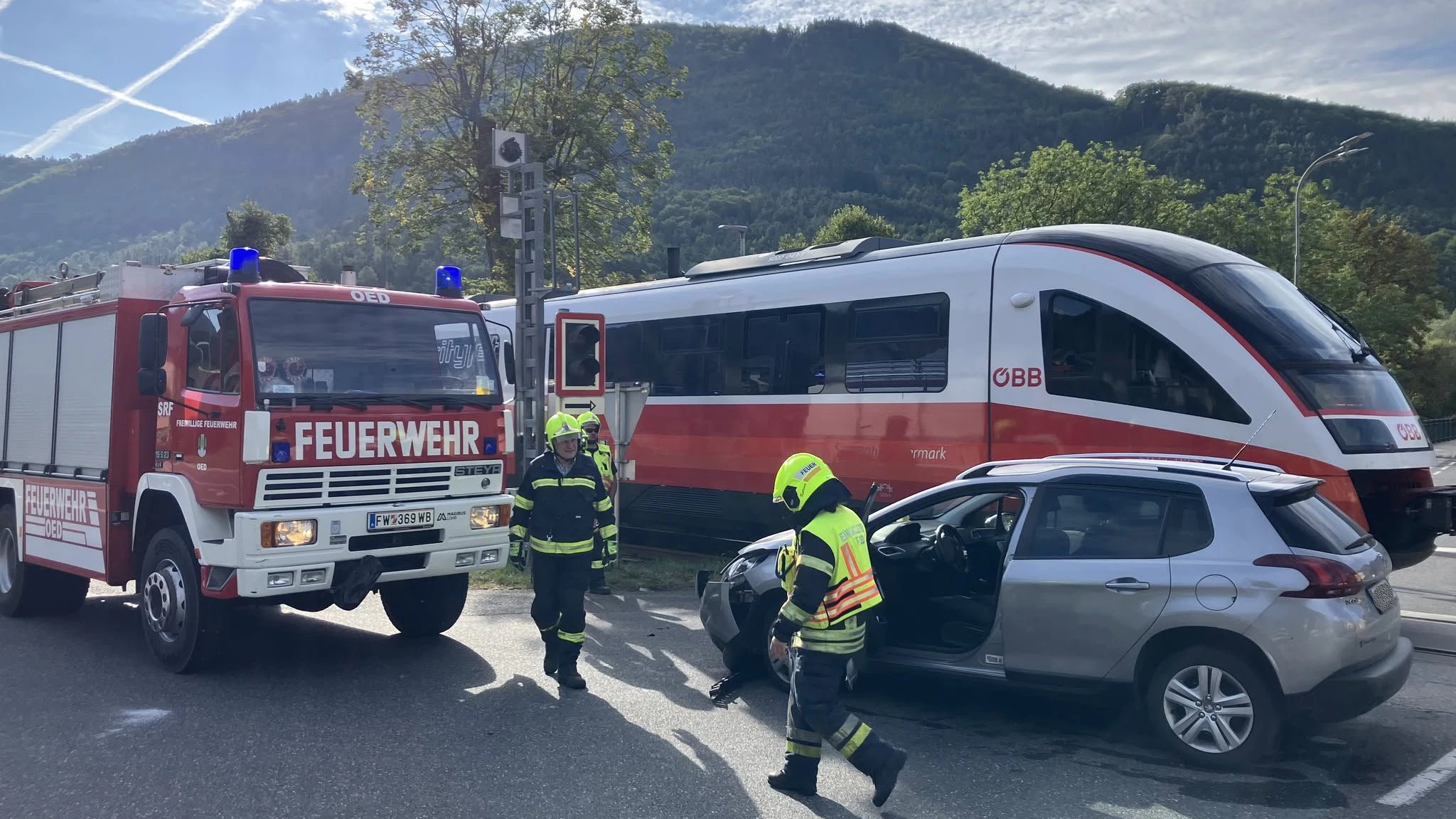 Heute.at - Auto kracht in ÖBB-Zug – Pkw-Lenker wird verletzt