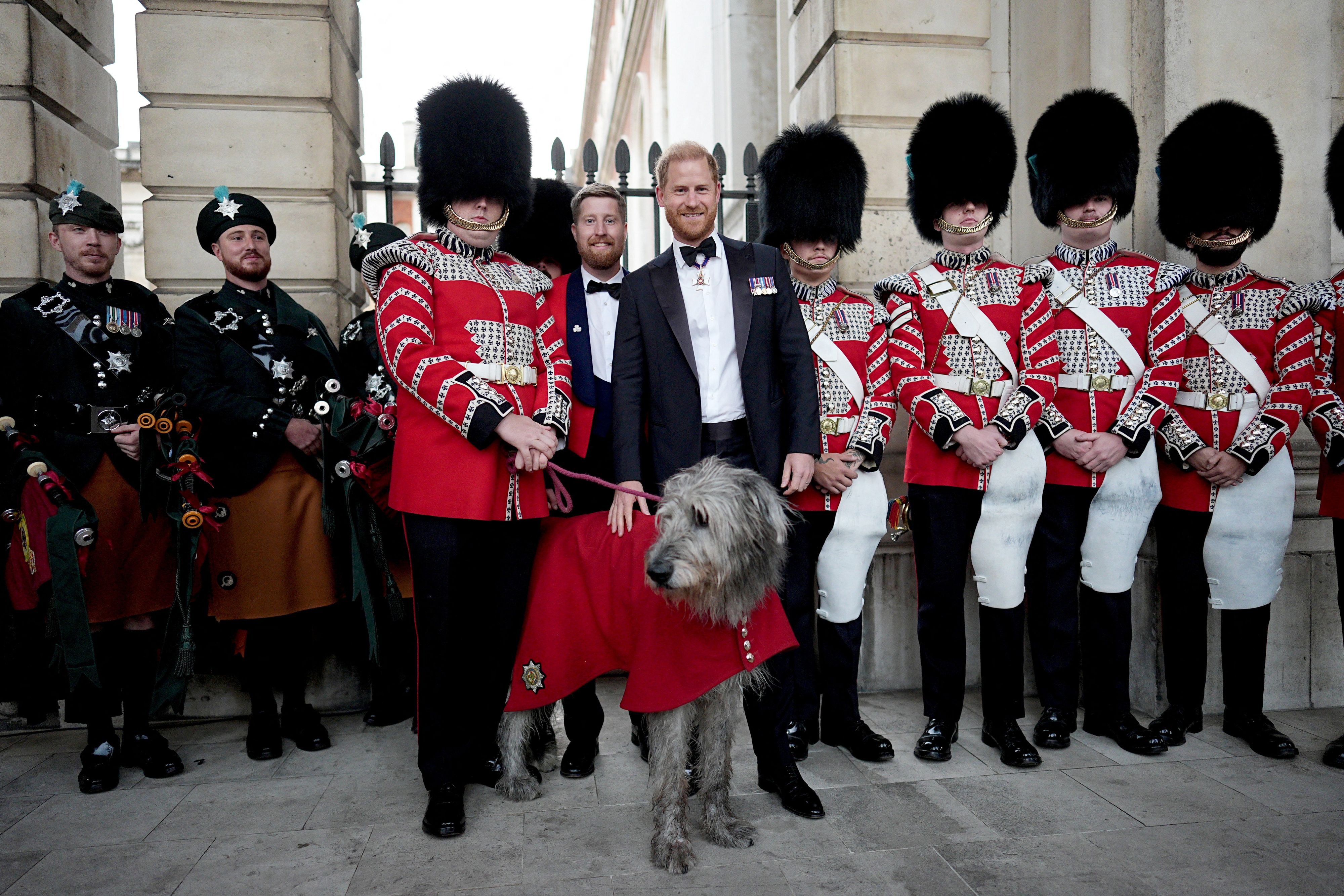 Prinz Harry posiert mit Mitgliedern der Irish Guards’ Band bei seiner Ankunft zur ersten Verleihung der 