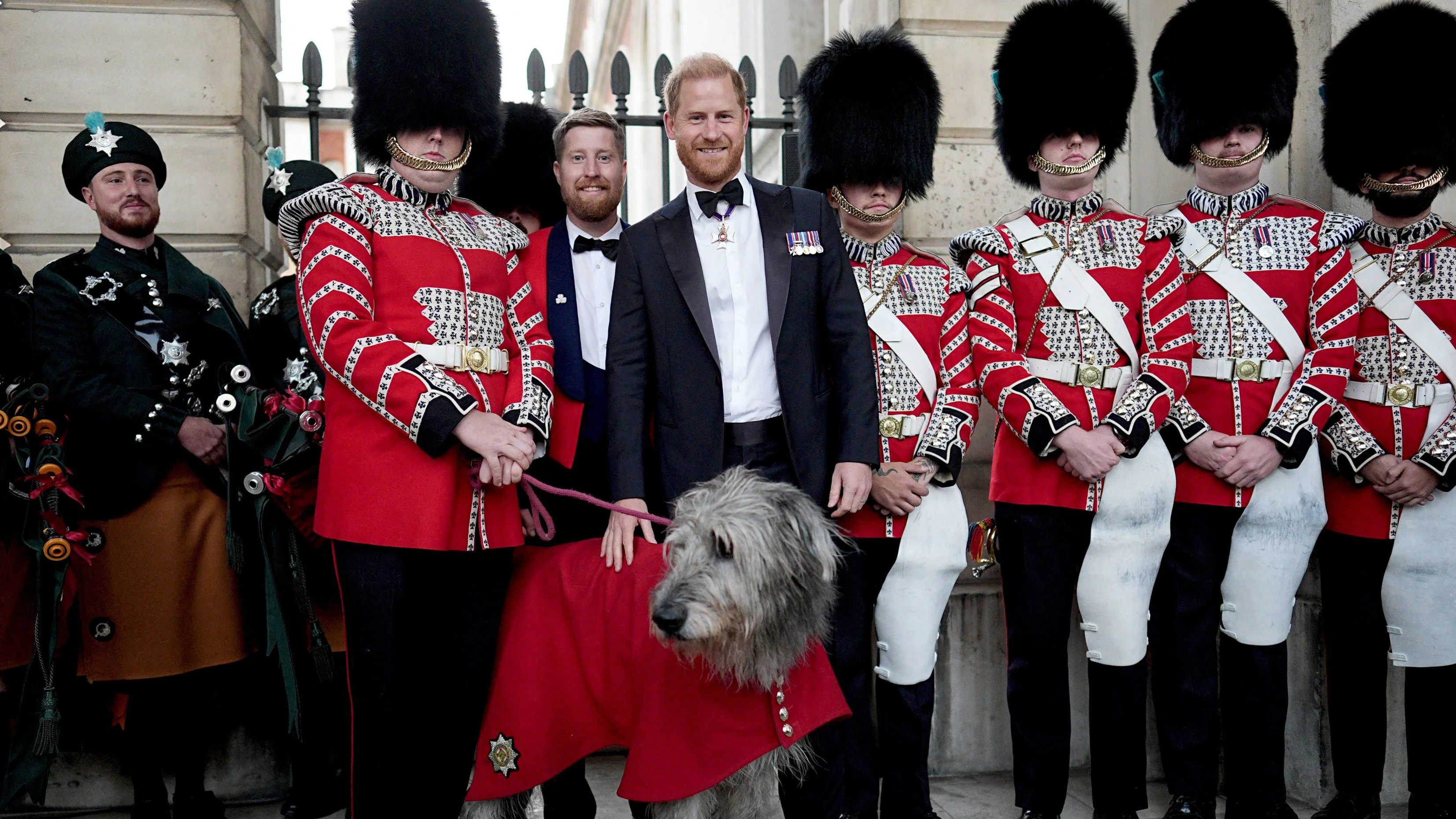 Prinz Harry posiert mit Mitgliedern der Irish Guards’ Band bei seiner Ankunft zur ersten Verleihung der "Invictus Spirit Awards" im Old Royal Naval College in Greenwich, London.