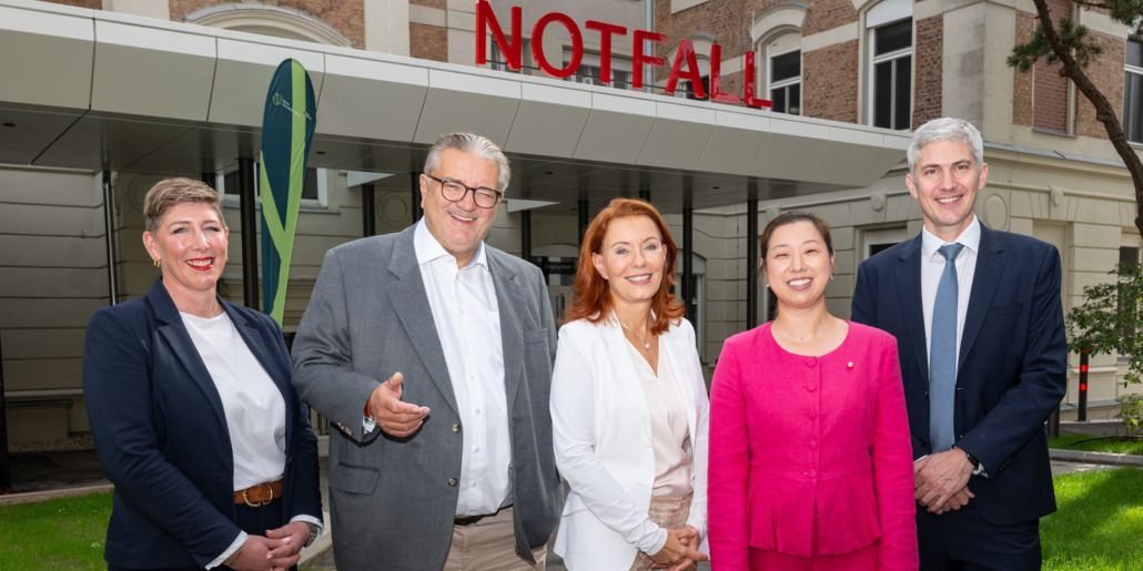 Marie-Thérèse Vierke (Baumanagement), Gesundheitsstadtrat Peter Hacker, Generaldirektorin des Wiener Gesundheitsverbunds, Evelyn Kölldorfer-Leitgeb, Neos-Gesundheitssprecherin Jing Hu und Ärztlicher Direktor Wolfgang Huf (v.l.).