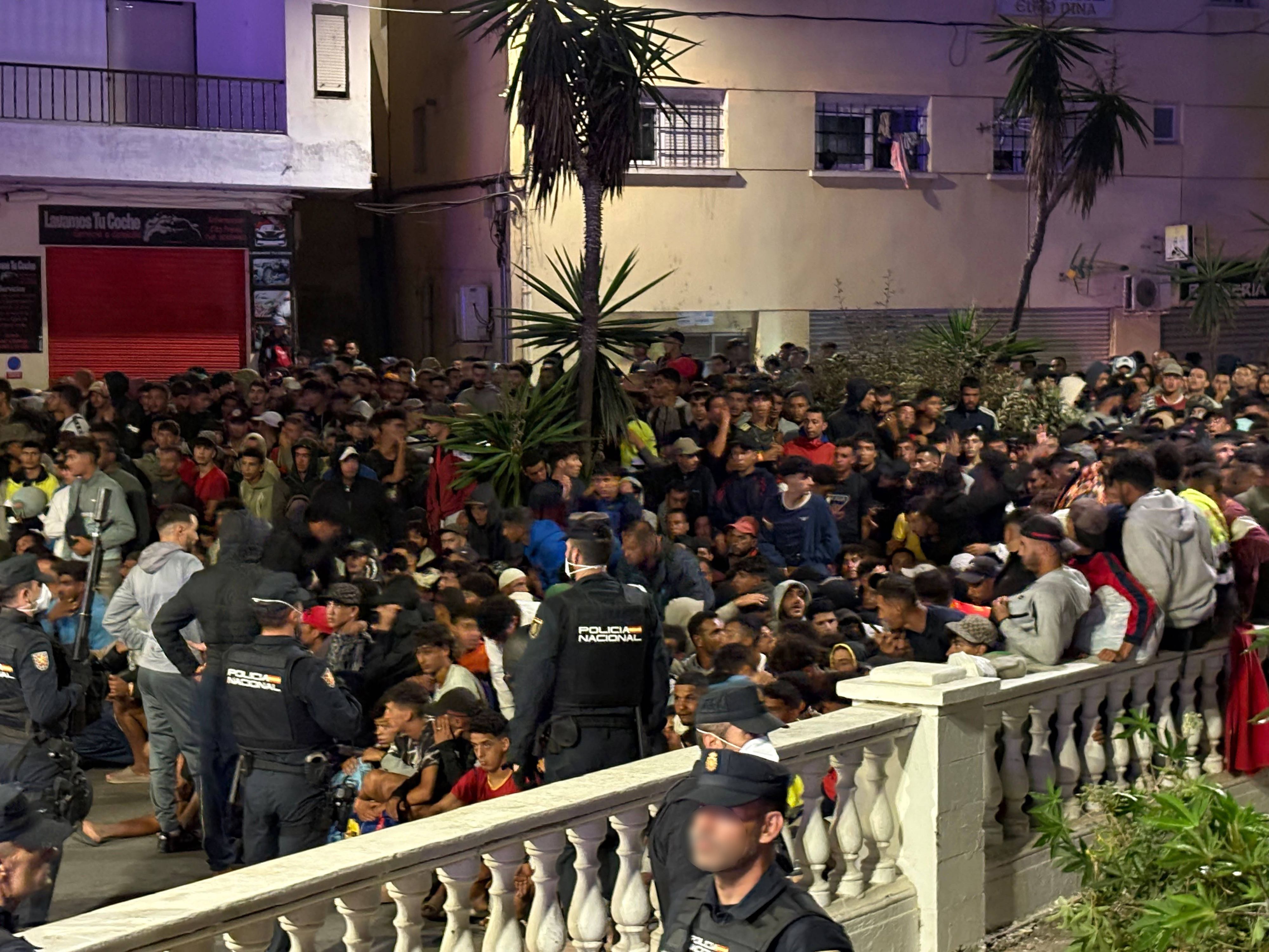 Ein großer Polizeieinsatz zur Verlegung von Migranten hat am Freitag in Ceuta zu chaotischen Szenen geführt. Bei Gedränge und einer Massenpanik fielen Warnschüsse, mehrere Menschen wurden verletzt.