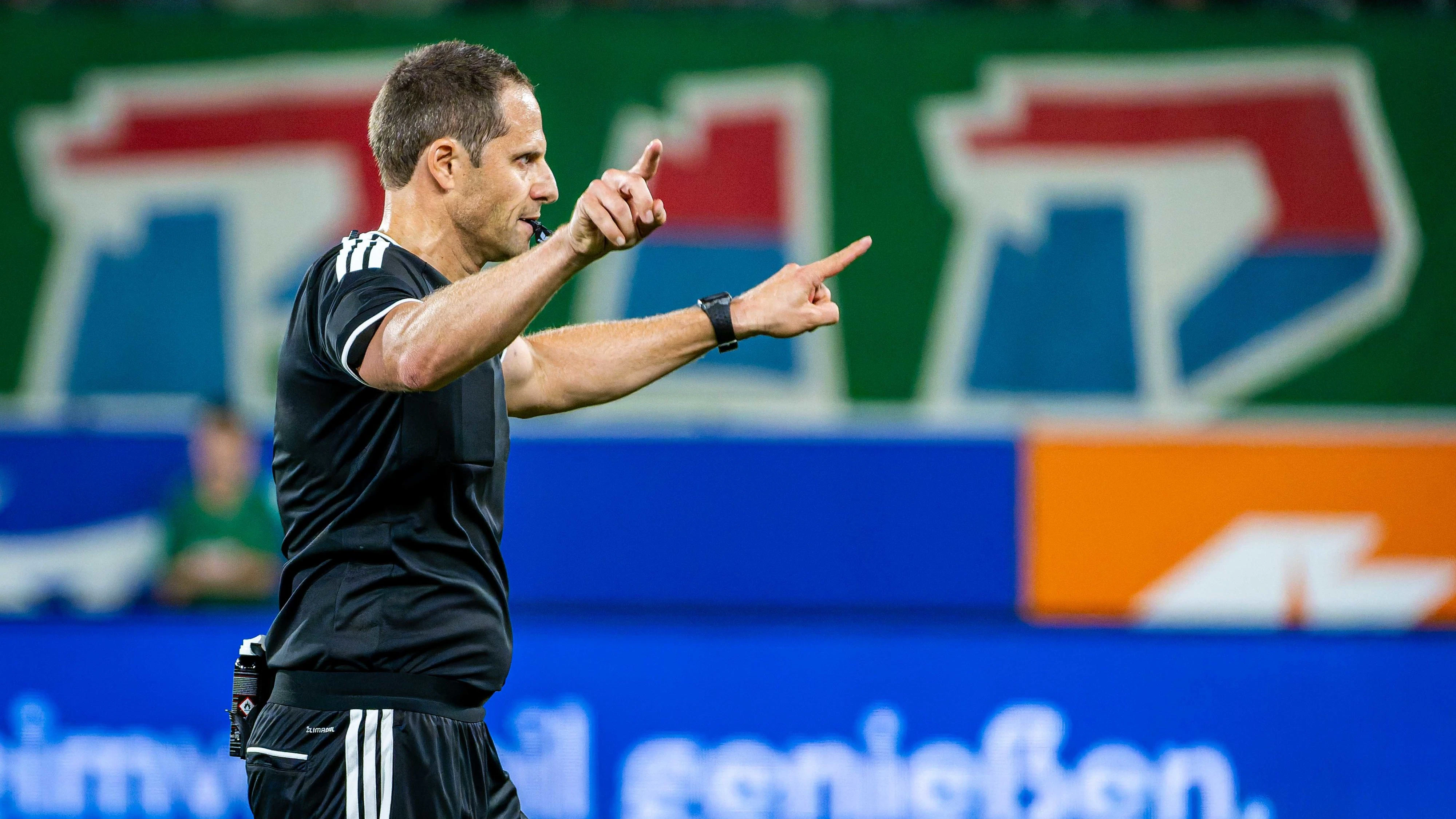 Schiedsrichter Harald Lechner bei der Stadiondurchsage. 