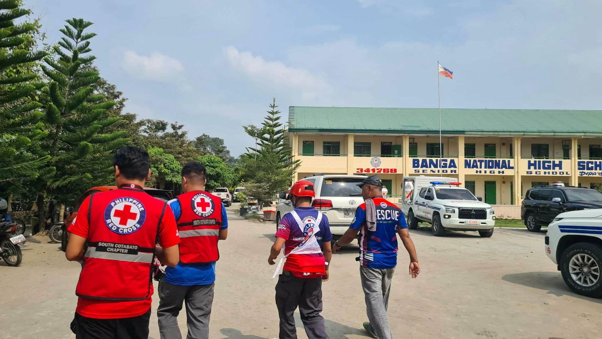 Rettungskräfte am Ort einer tödlichen Schießerei in einer Schule in Banga, South Cotabato, Philippinen, vorbei. 18. September 2026