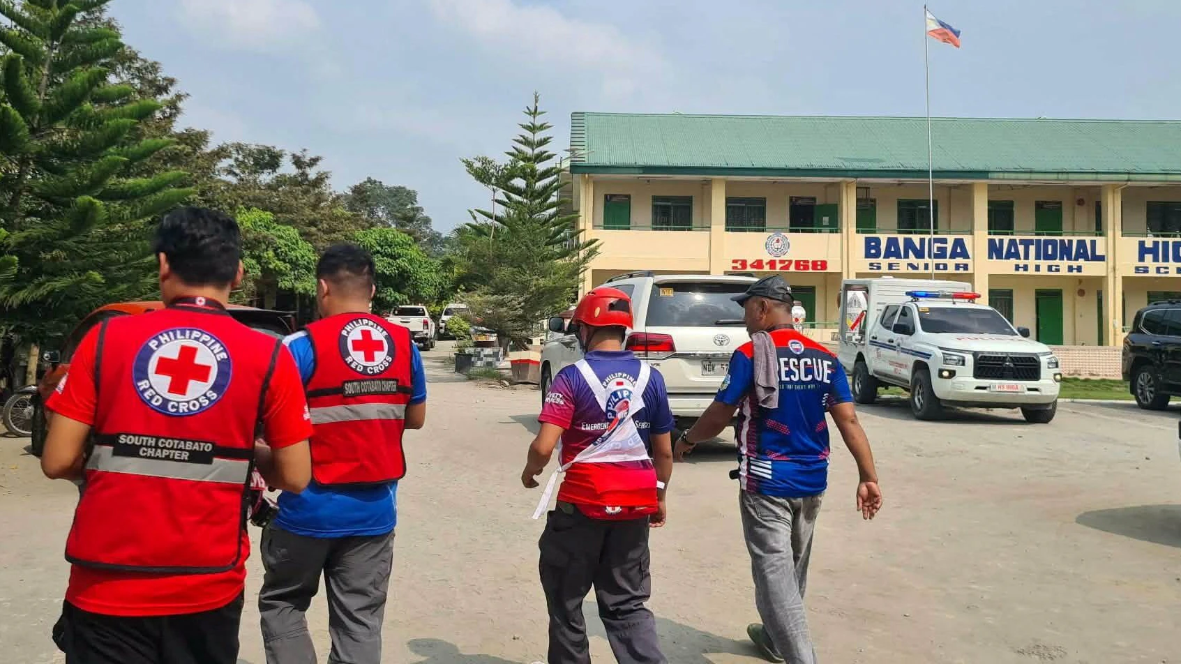 Rettungskräfte am Ort einer tödlichen Schießerei in einer Schule in Banga, South Cotabato, Philippinen, vorbei. 18. September 2026