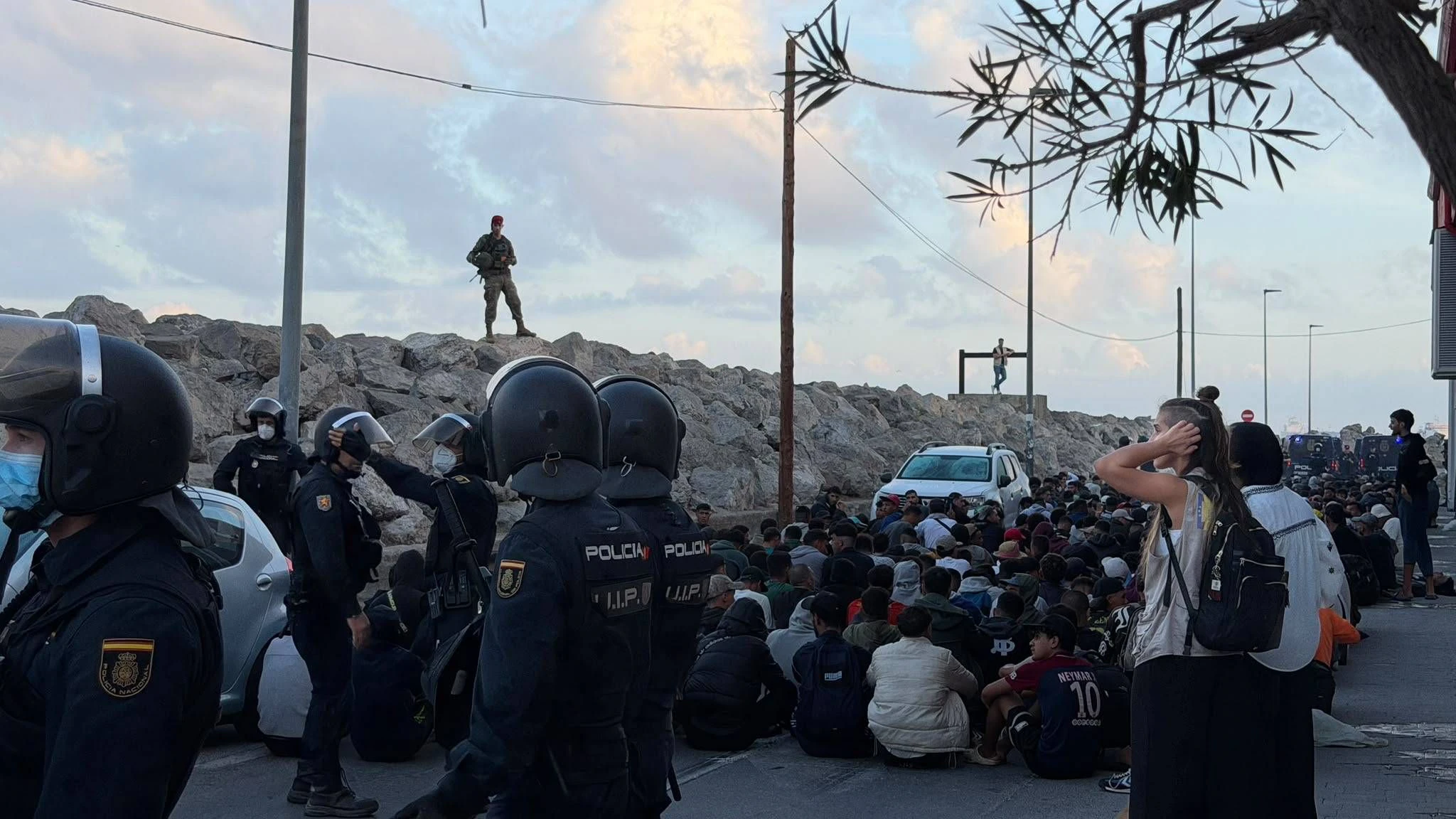 Ein großer Polizeieinsatz zur Verlegung von Migranten hat am Freitag in Ceuta zu chaotischen Szenen geführt. Bei Gedränge und einer Massenpanik fielen Warnschüsse, mehrere Menschen wurden verletzt.