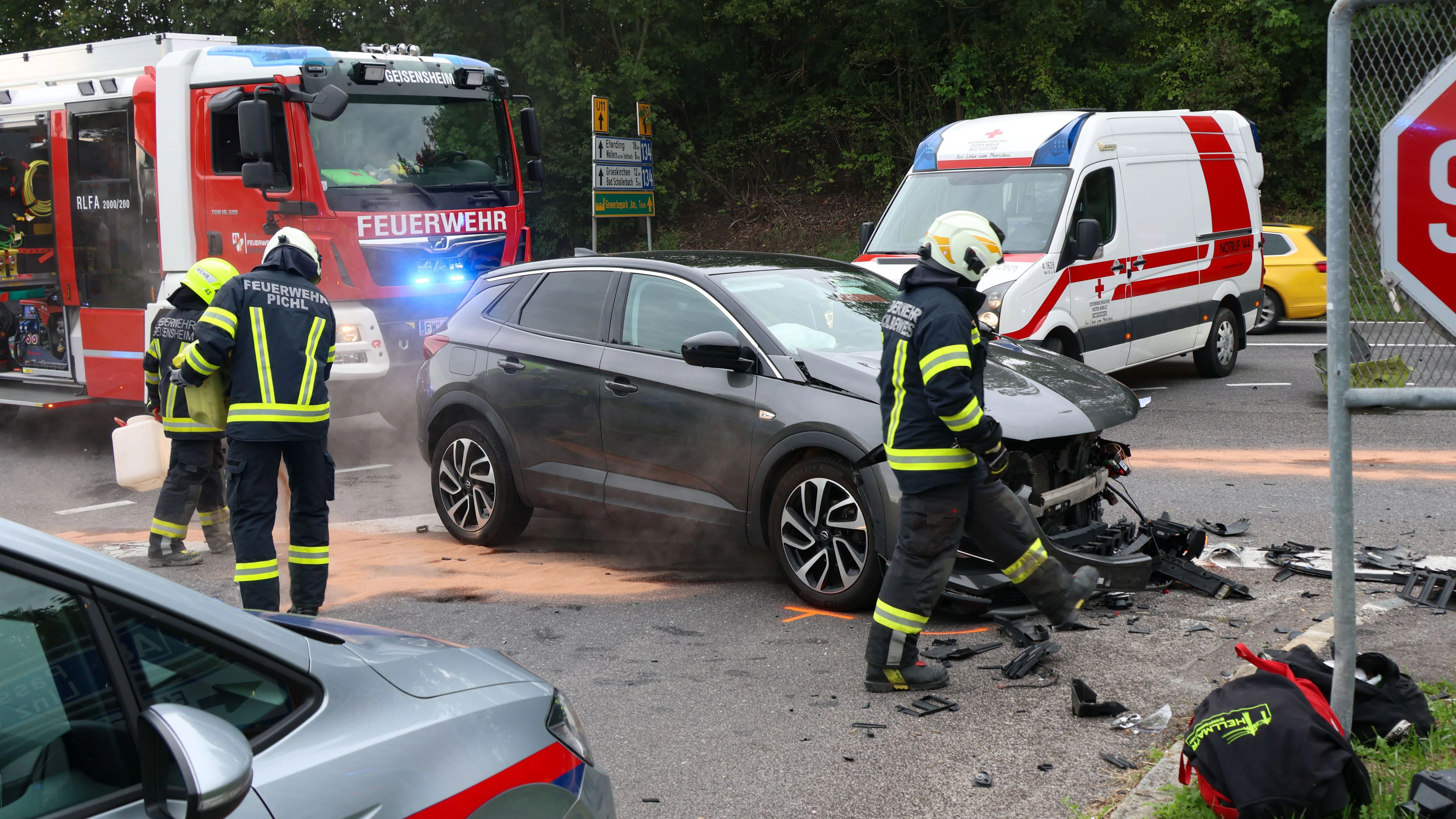 Drei Personen wurden bei dem Crash verletzt.