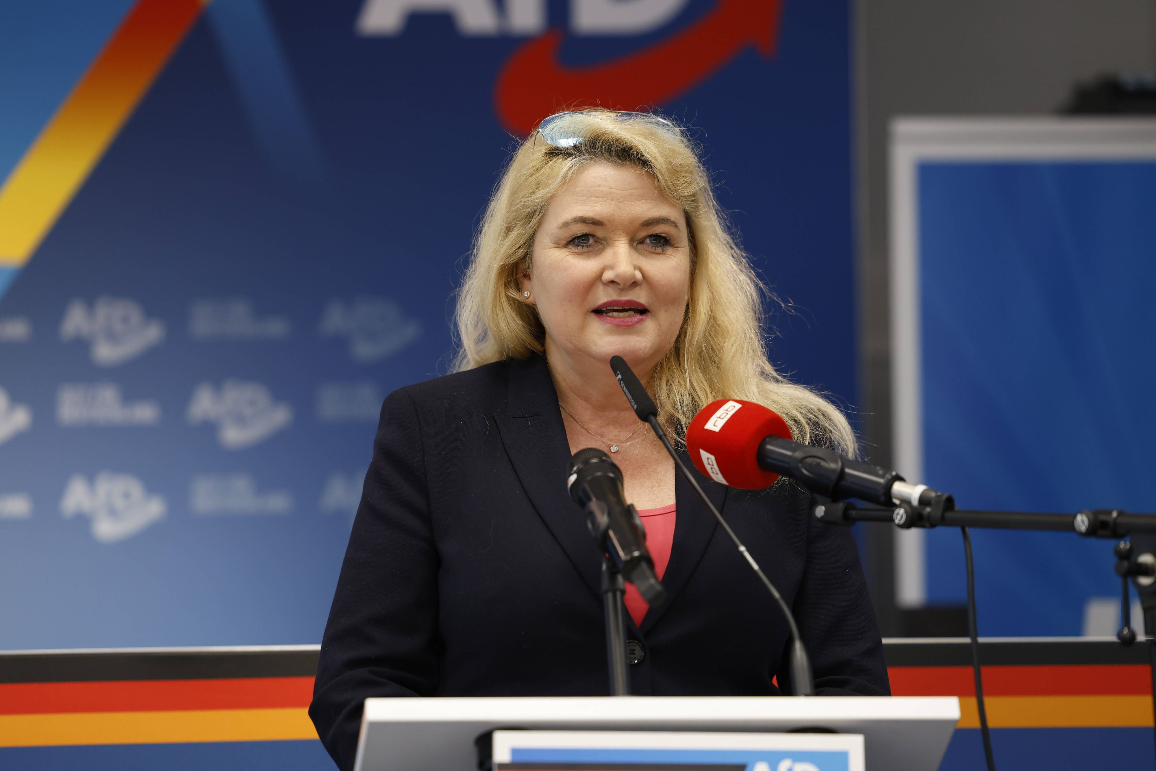 Der Mann soll ein enger Mitarbeiter von Berlins AfD-Chefin Kristin Brinker sein.