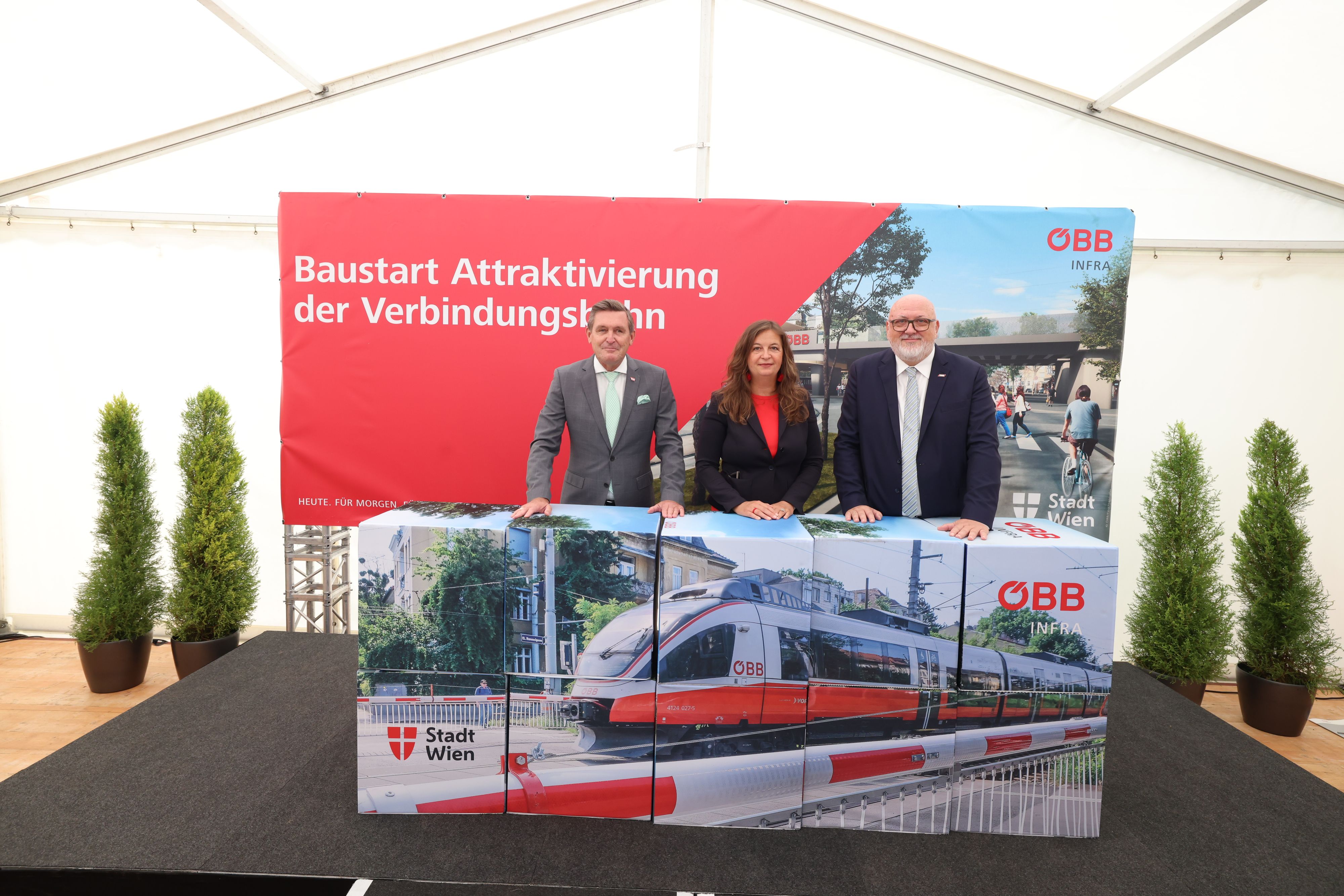 Bundesminister Peter Hanke, Mobilitätsstadträtin Ulli Sima und ÖBB-CEO Andreas Matthä (v.l.) beim Baustart.