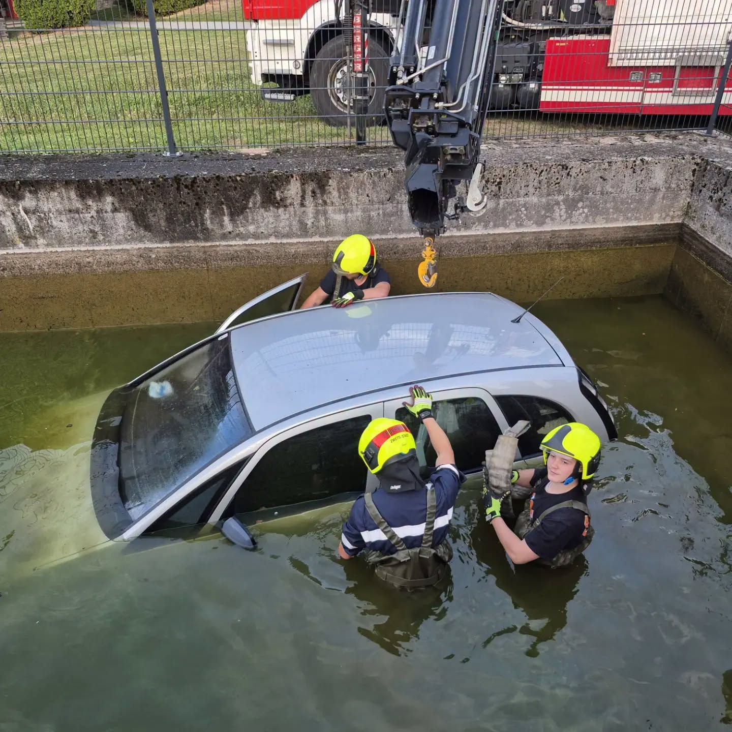 Das Auto landete in einem Löschteich.