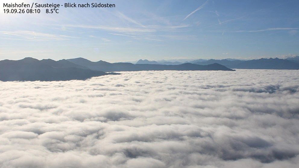 Die Täler sind Samstagmorgen wolkenverhangen, auf den Bergen scheint die Sonne. "Perfektes Wanderwetter", urteilen die Meteorologen der UWZ.