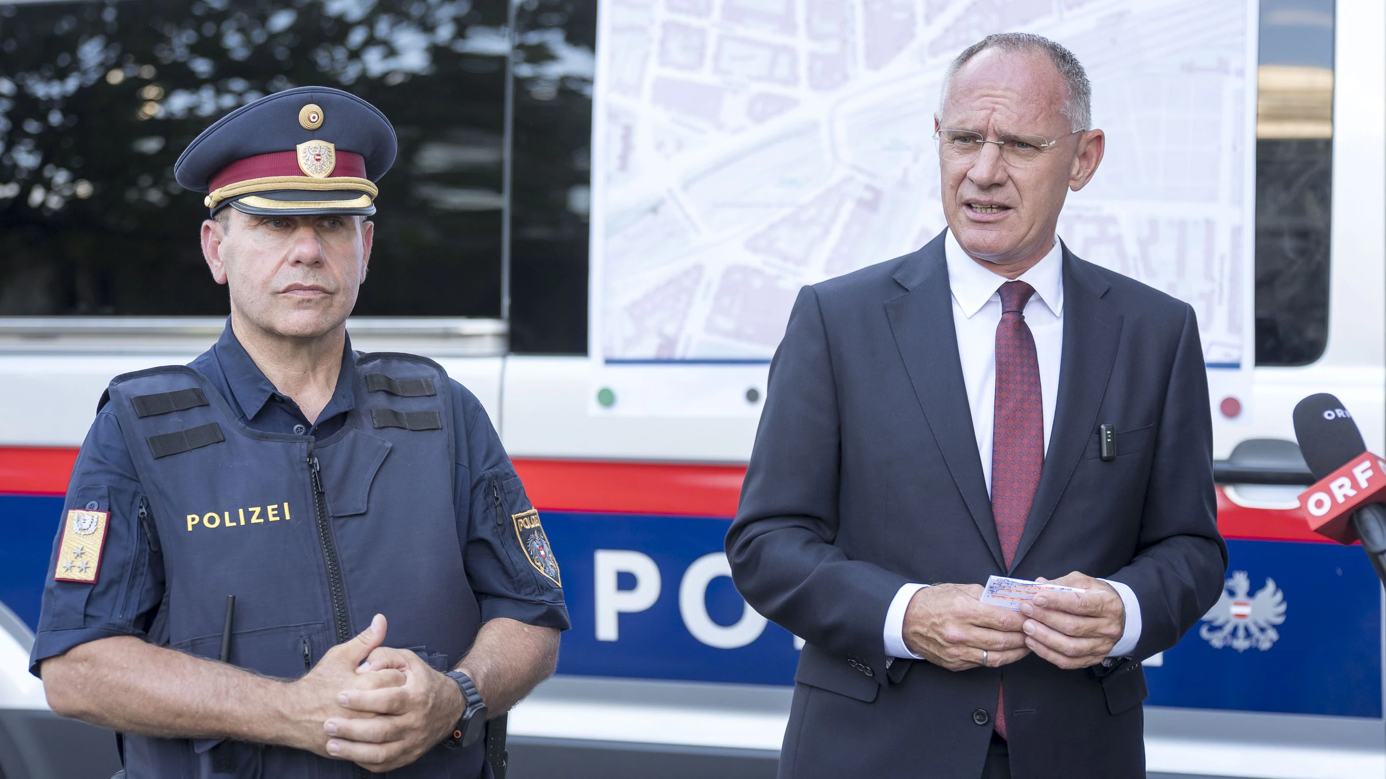 Innenminister Gerhard Karner und Michael Takacs während einer Schwerpunktaktion gegen Jugendkriminalität am Bahnhof Meidling, 20260819 Foto: Helmut Graf/Tageszeitung Heute