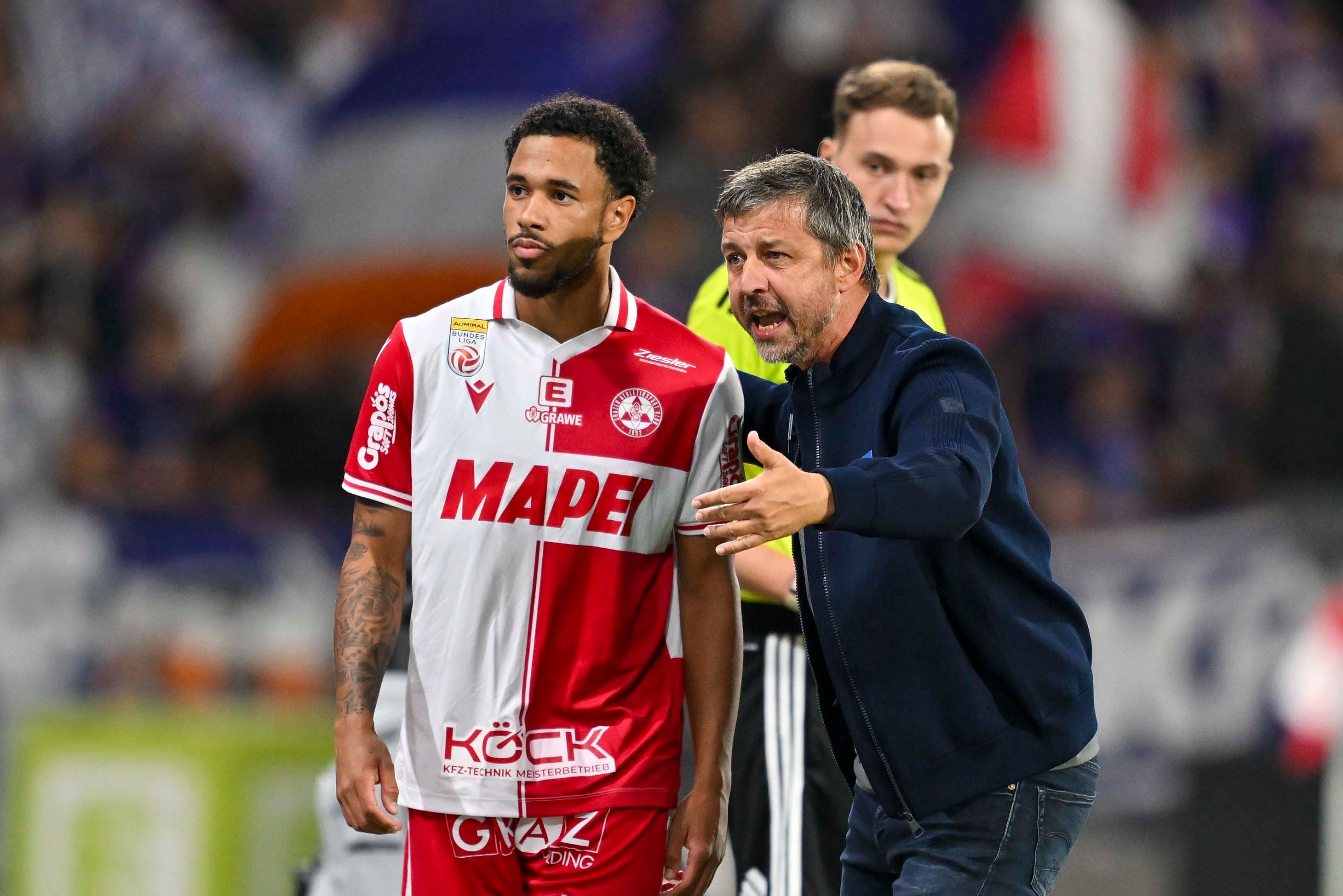 GAK-Trainer Gerald Scheiblehner legt sich mit dem Vierten Offiziellen ajn. 