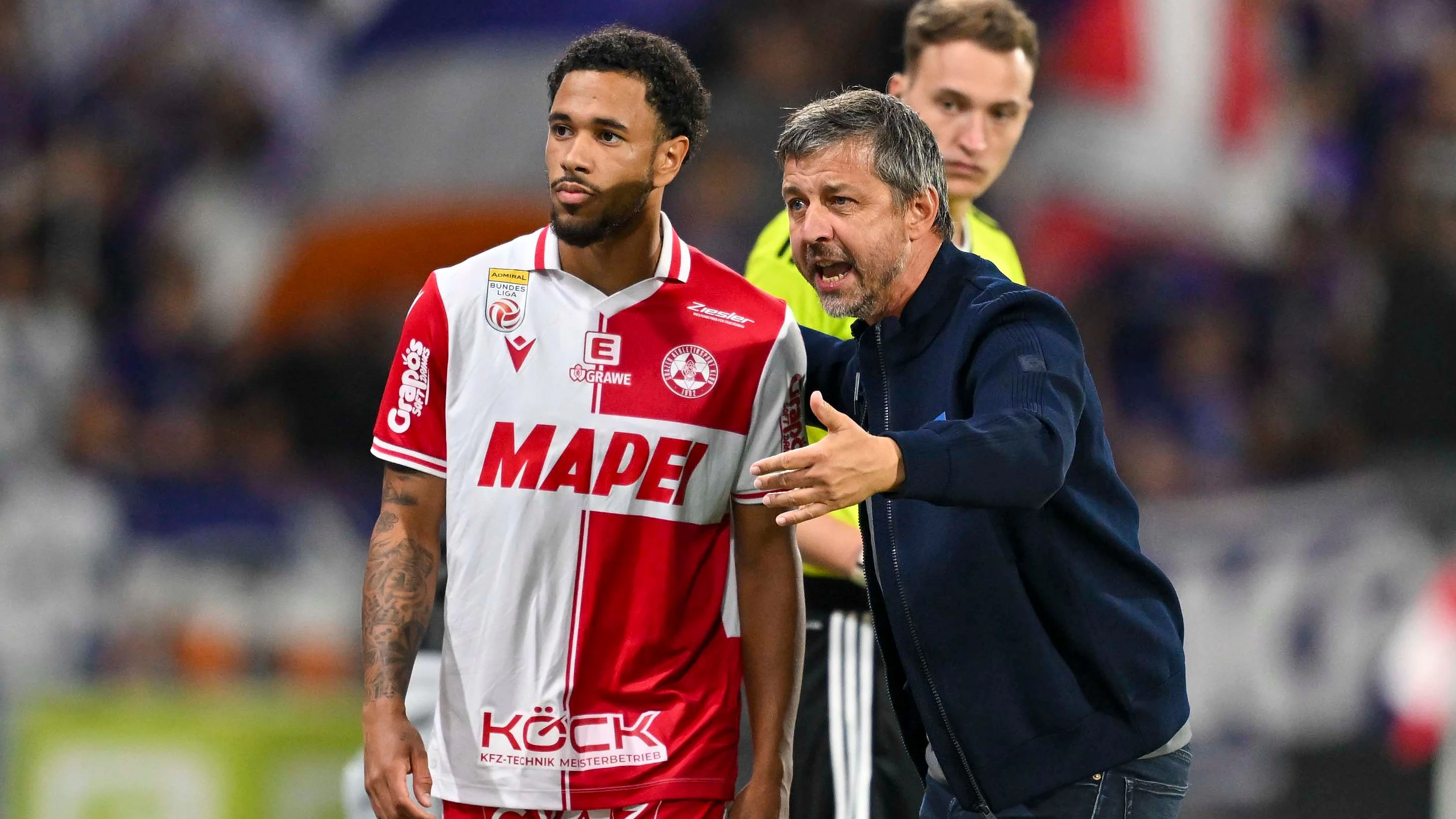 GAK-Trainer Gerald Scheiblehner legt sich mit dem Vierten Offiziellen ajn. 