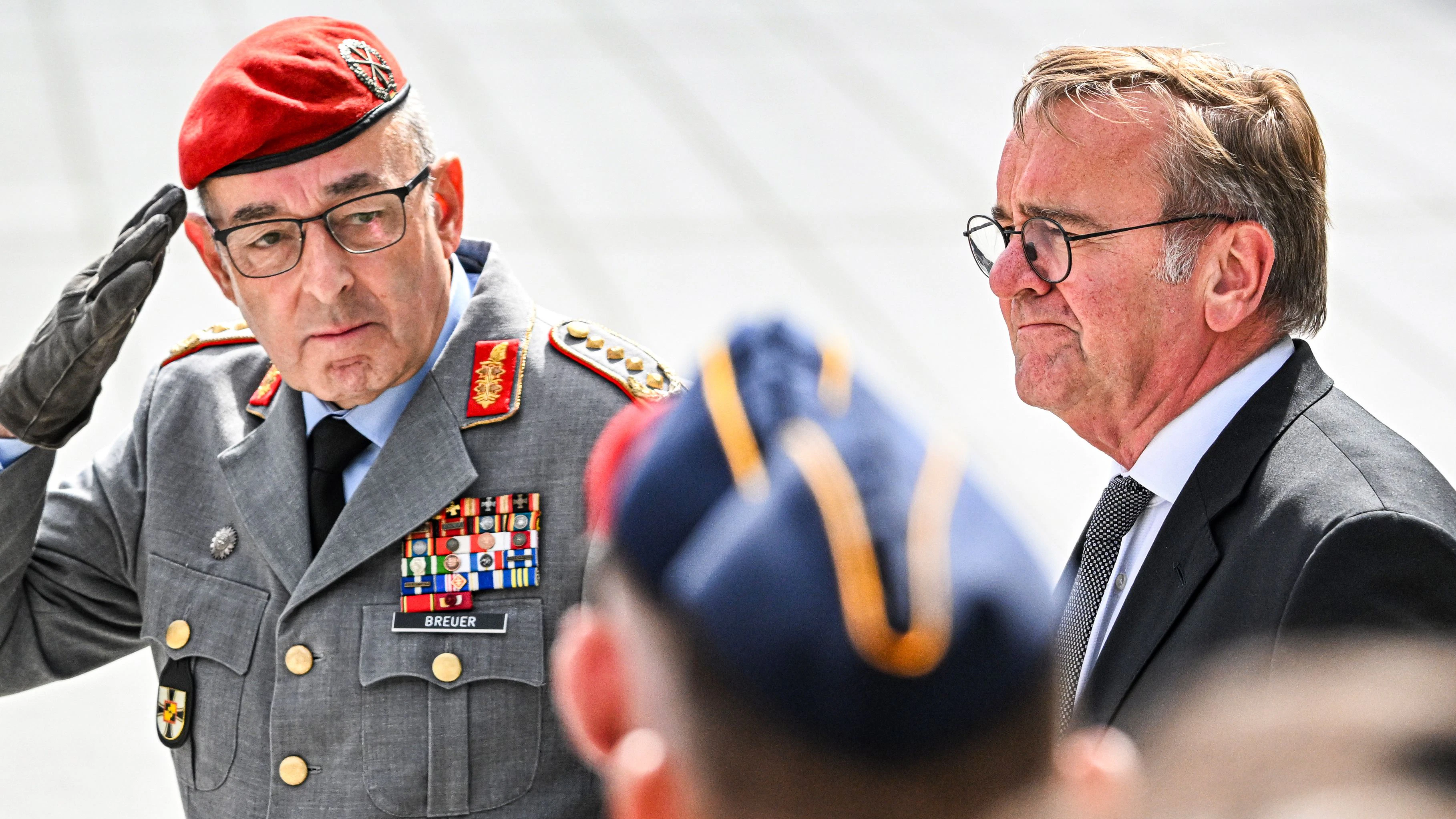 General Carsten Breuer (links) hat die Wahl gewonnen.