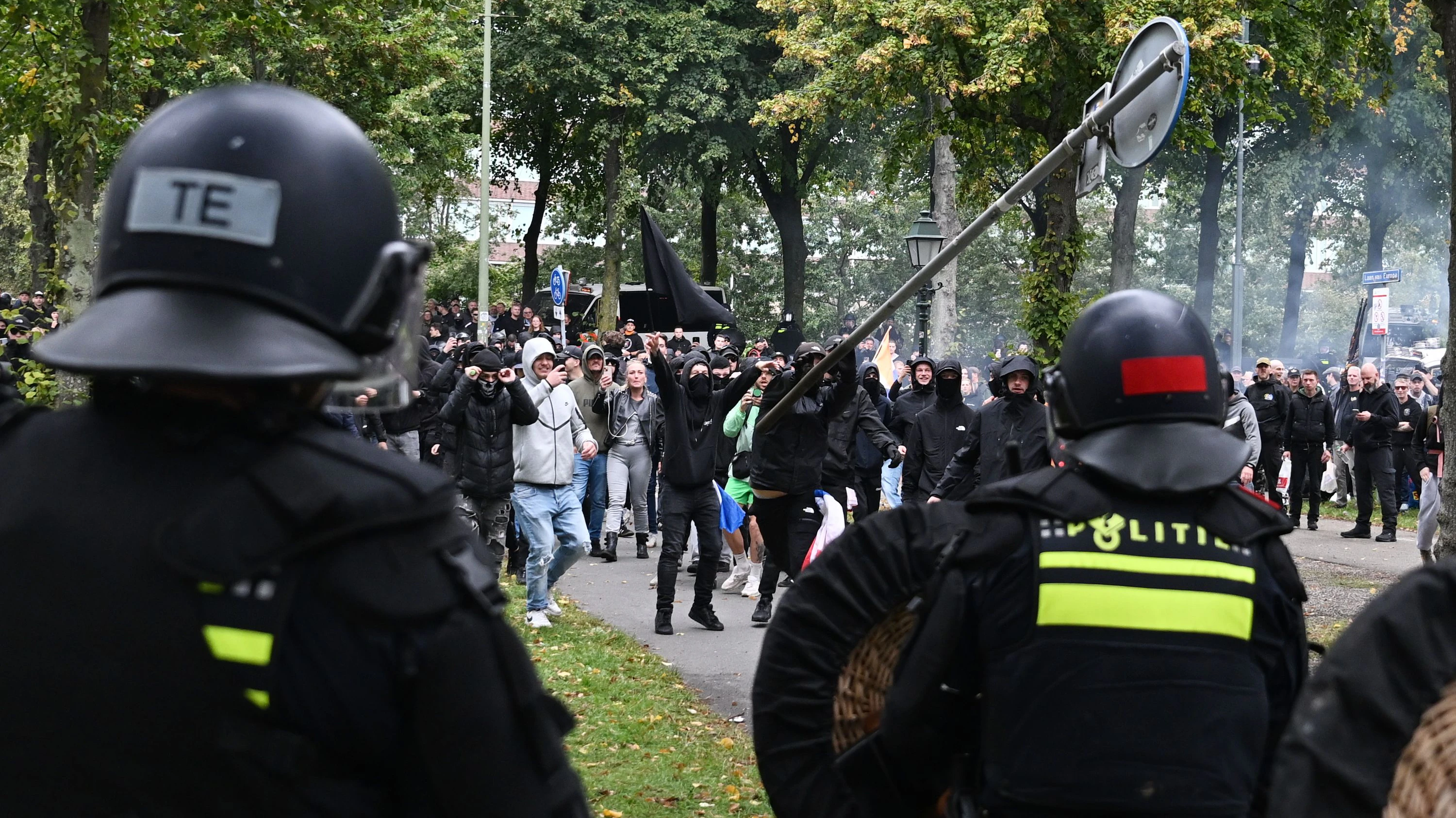 Heute.at - Demo eskaliert – Rechtsextreme gehen auf Polizisten los