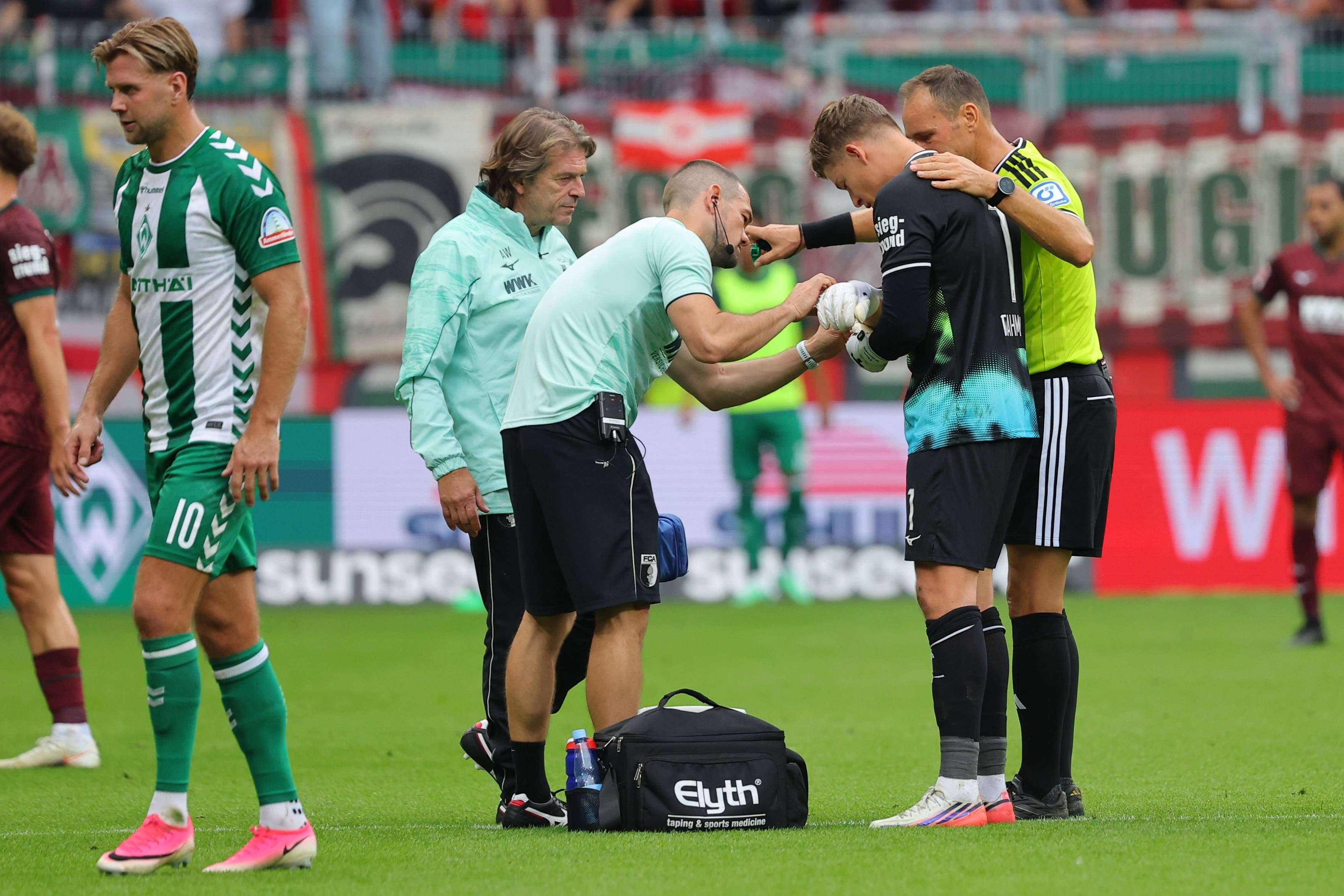 Augsburg-Tormann Finn Dahmen musste sich behandeln lassen. 