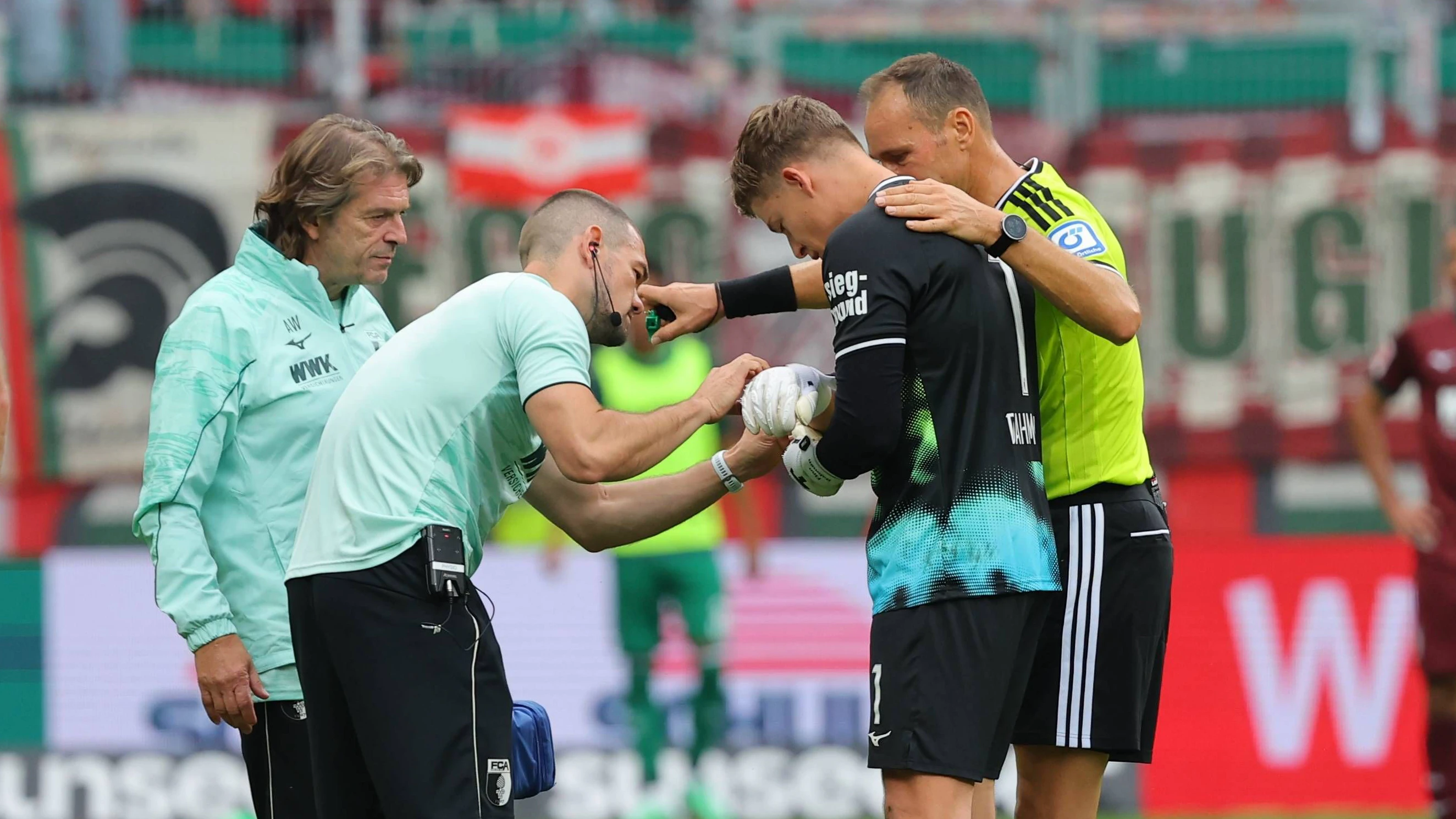 Augsburg-Tormann Finn Dahmen musste sich behandeln lassen. 
