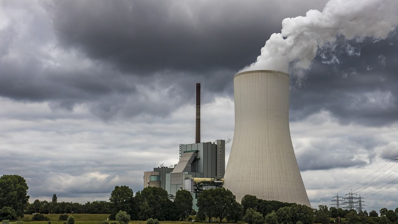 Kohlekraftwerk mit Dampffahne
