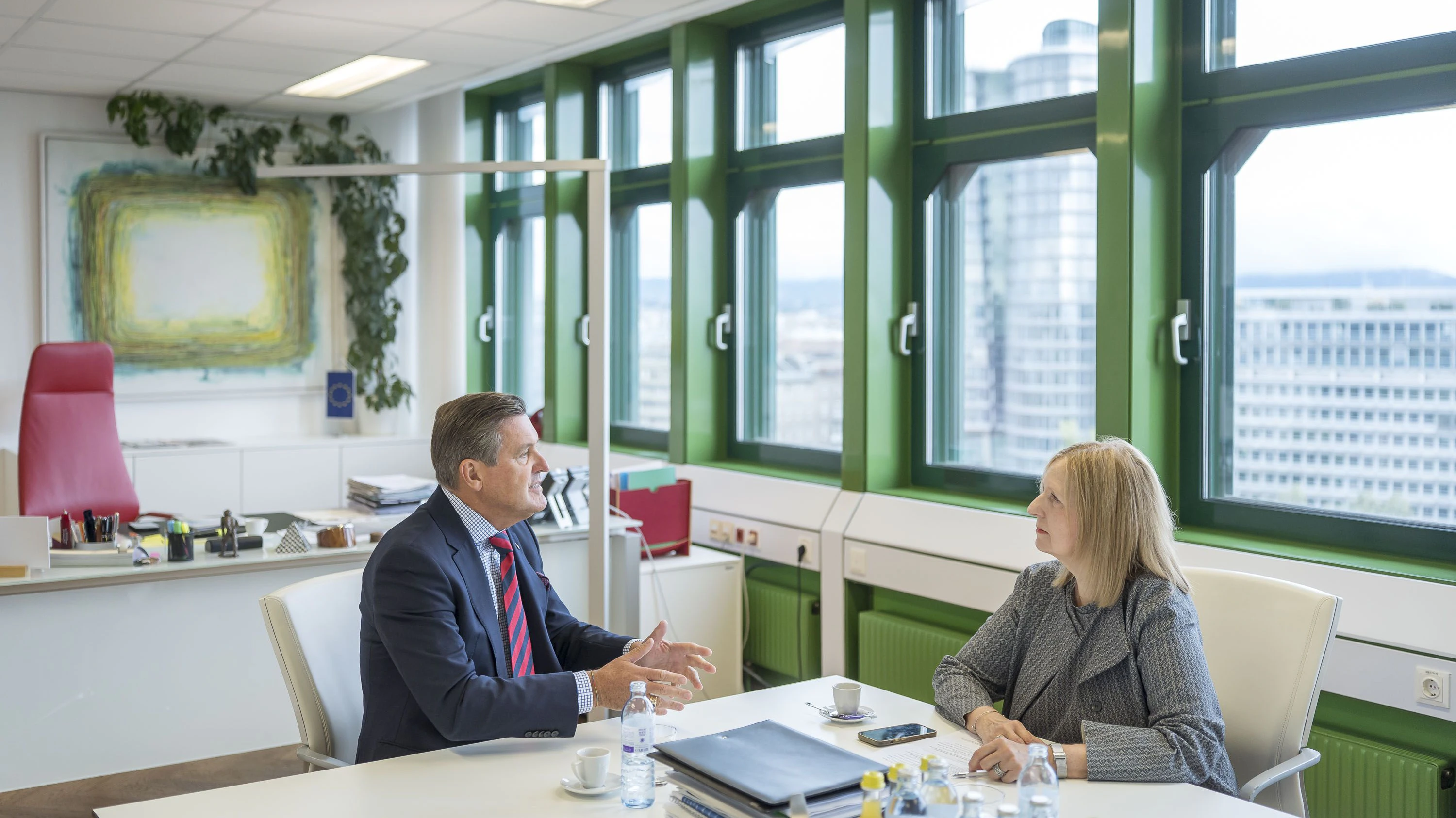 Peter Hanke (SPÖ) im "Heute"-Interview in seinem Büro im Ministerium.