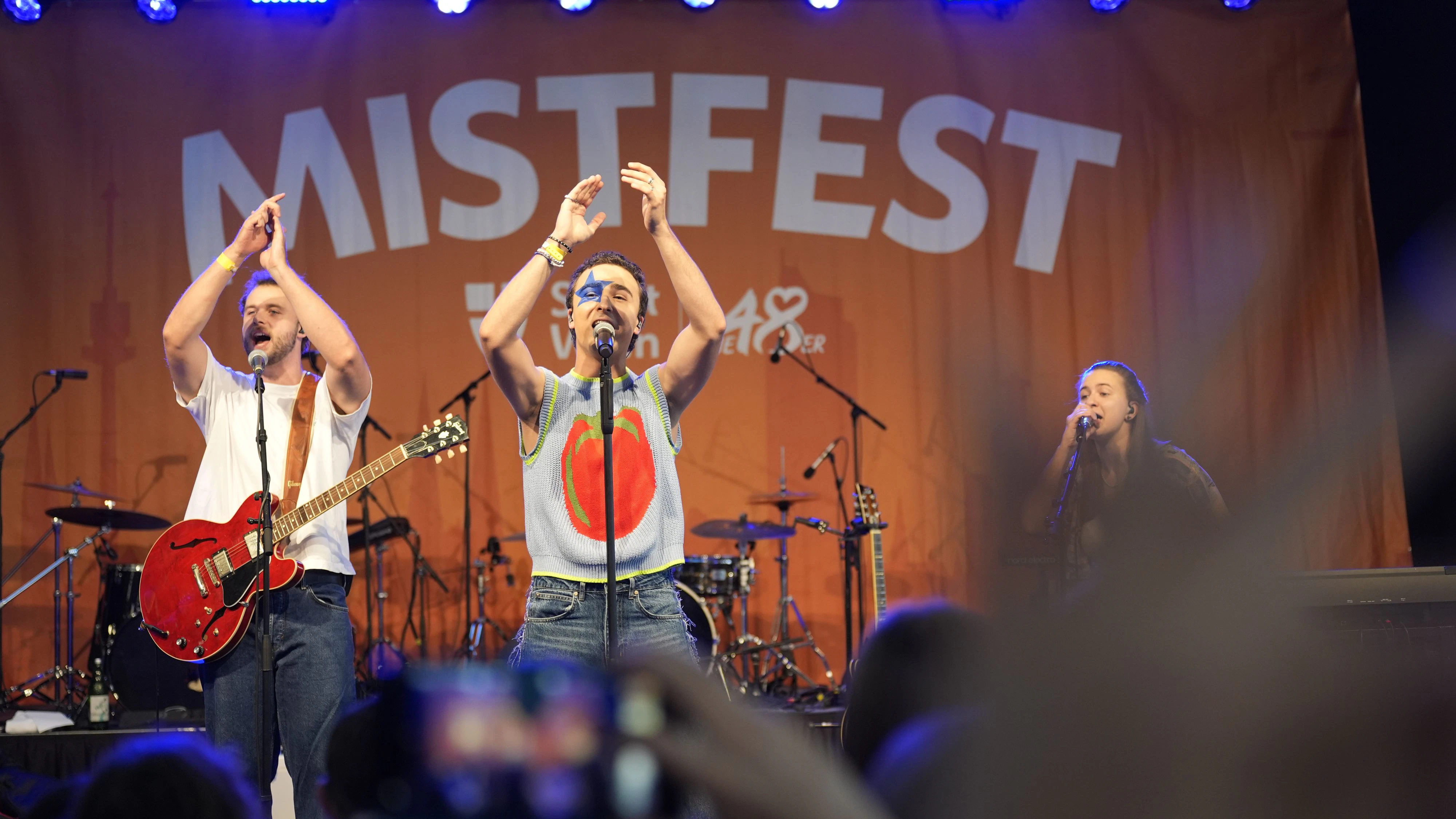 Cosmó rockte volle Halle am Mistfest in Hernals 