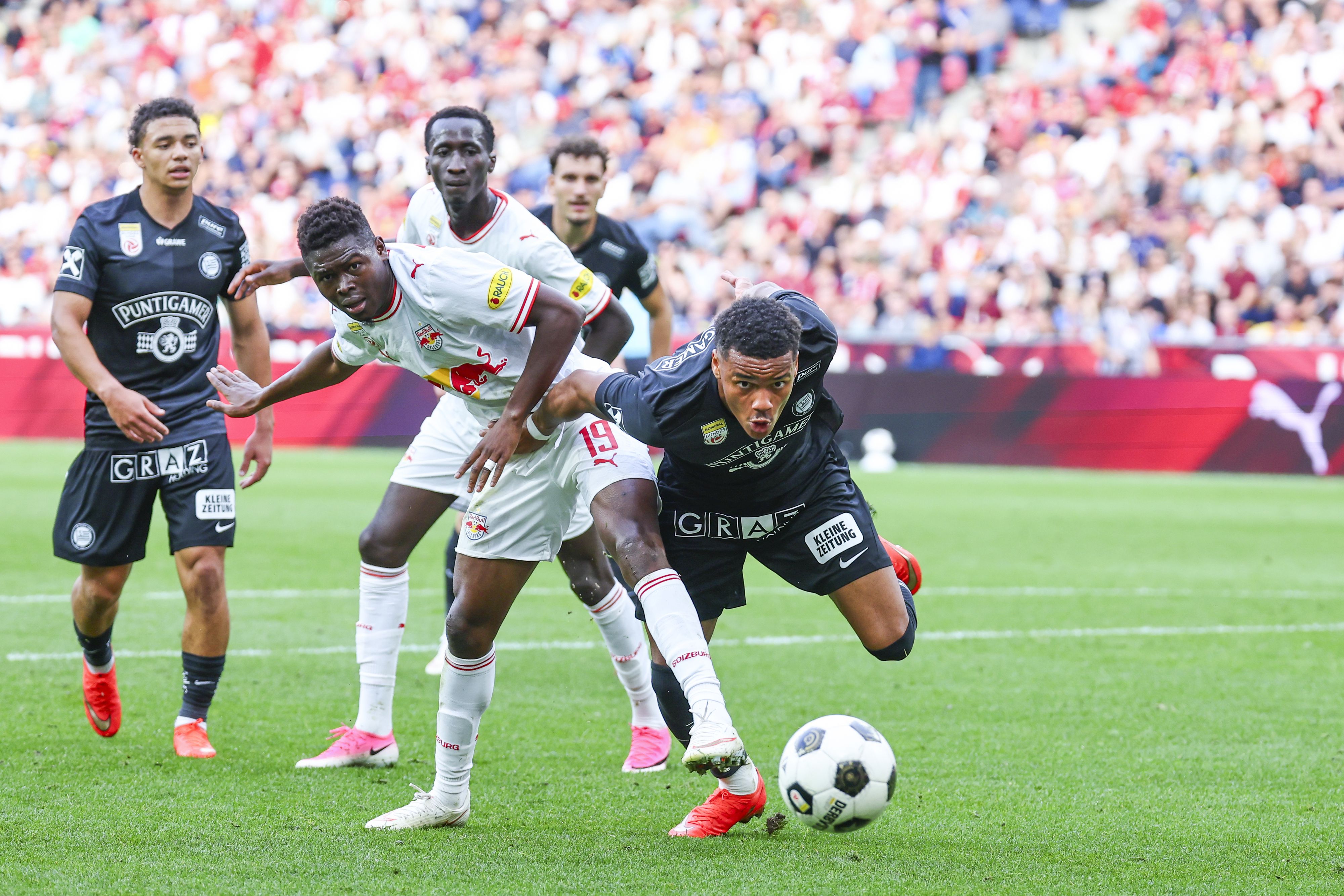 Karim Konate (RBS) und Axel Kayombo (Sturm) im Zweikampf.