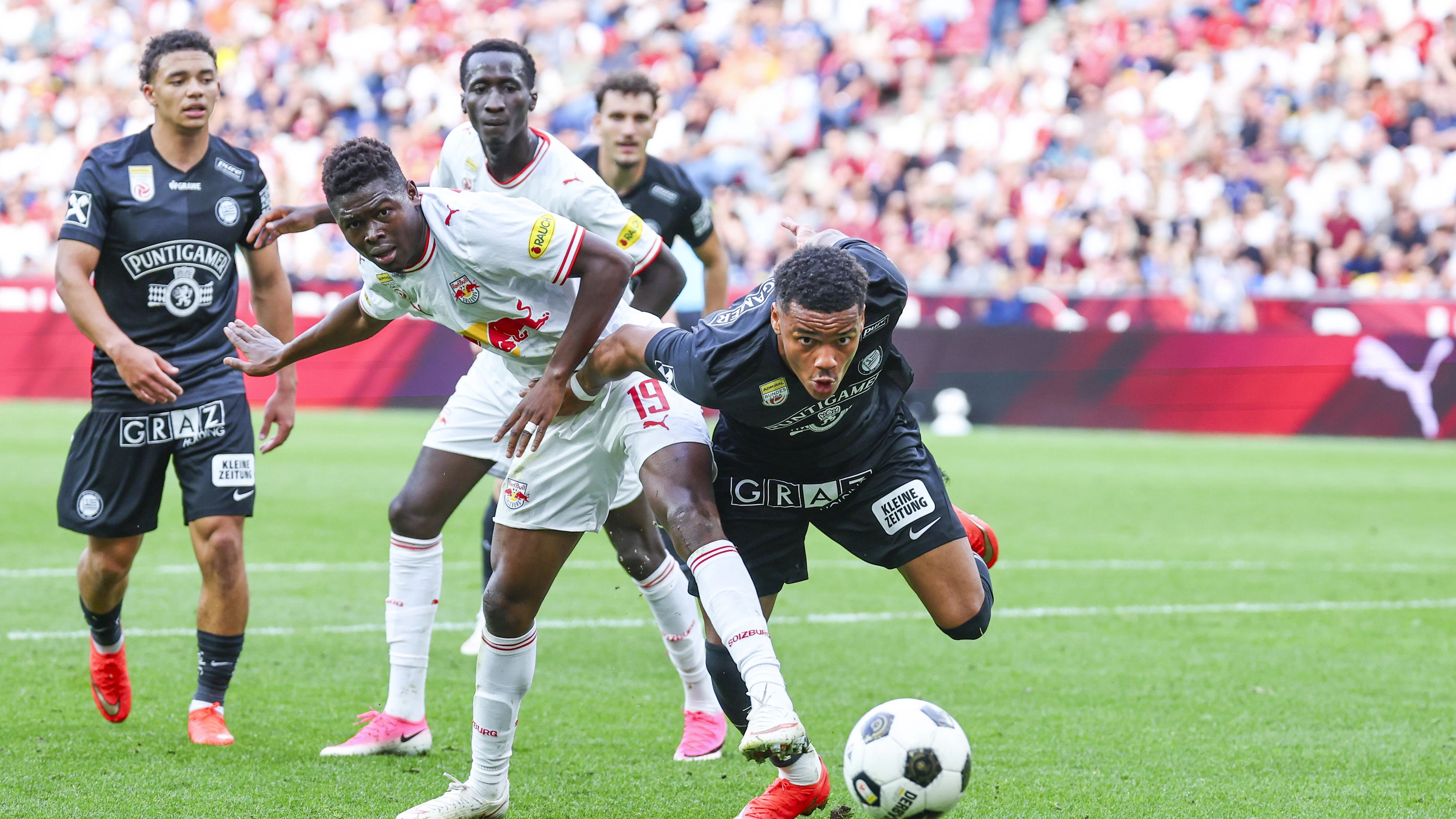 Karim Konate (RBS) und Axel Kayombo (Sturm) im Zweikampf.
