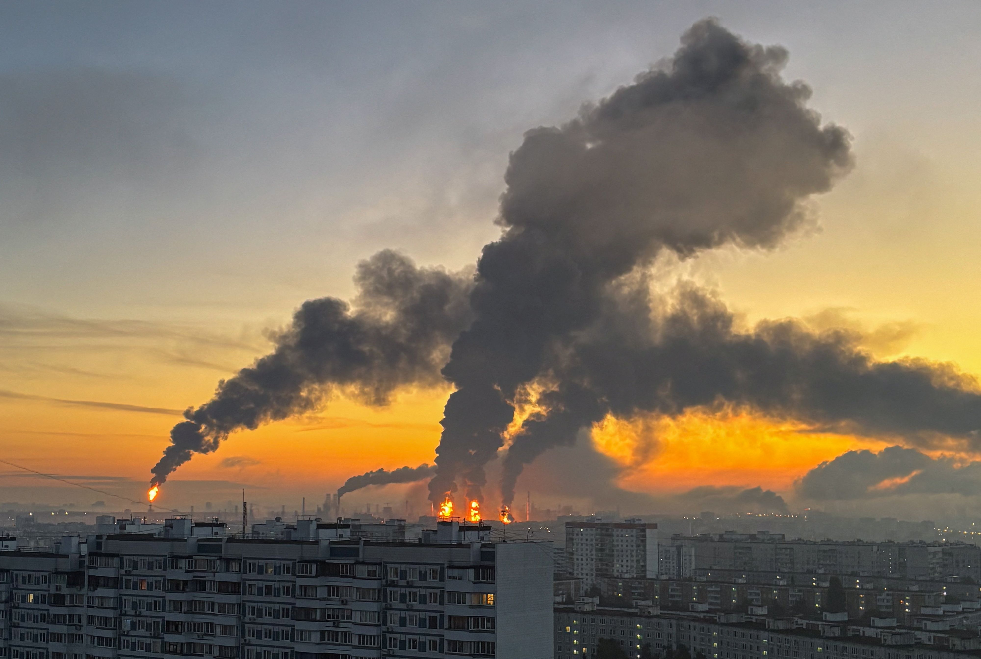 Rauchwolken steigen aus den Bränden (Mitte) einer Ölraffinerie auf, nachdem es laut Behördenangaben im Zuge des Russland-Ukraine-Konflikts zu einem ukrainischen Drohnenangriff gekommen war, in Moskau, Russland, am 20. September 2026.