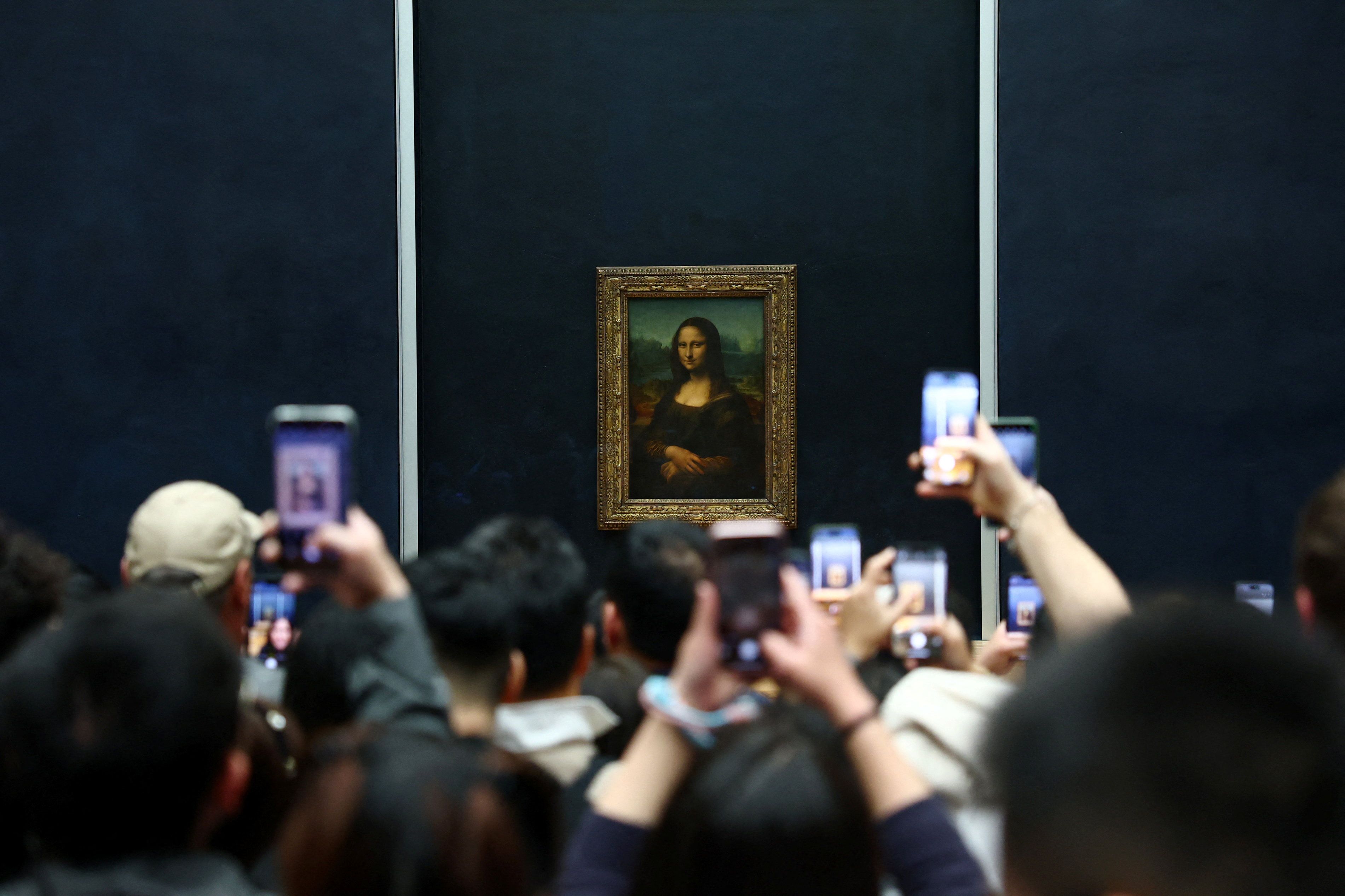 Die selbst angebrachten Bilder hingen kurze Zeit direkt neben der weltberühmten Mona Lisa. Archivbild