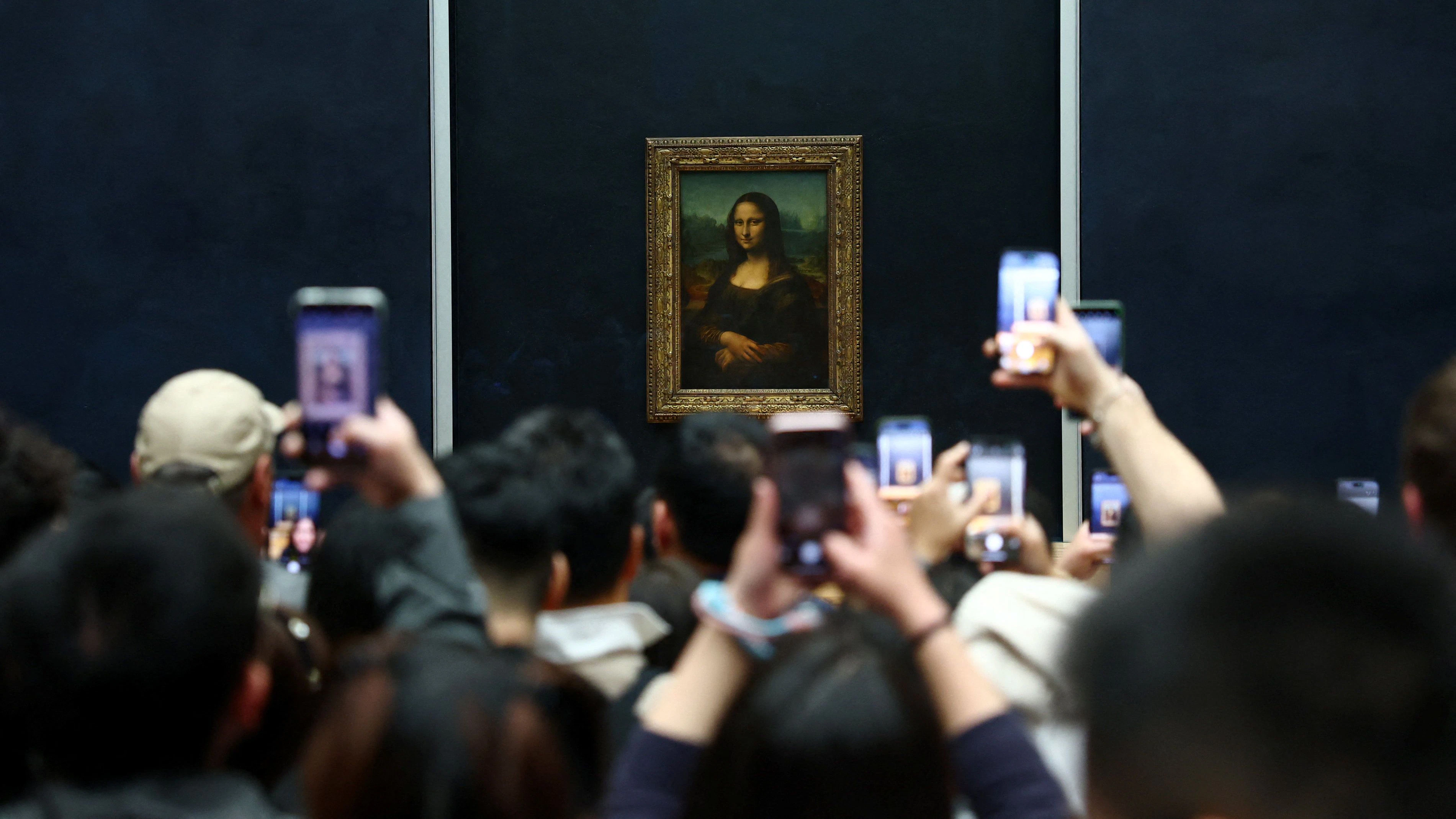 Die selbst angebrachten Bilder hingen kurze Zeit direkt neben der weltberühmten Mona Lisa. Archivbild
