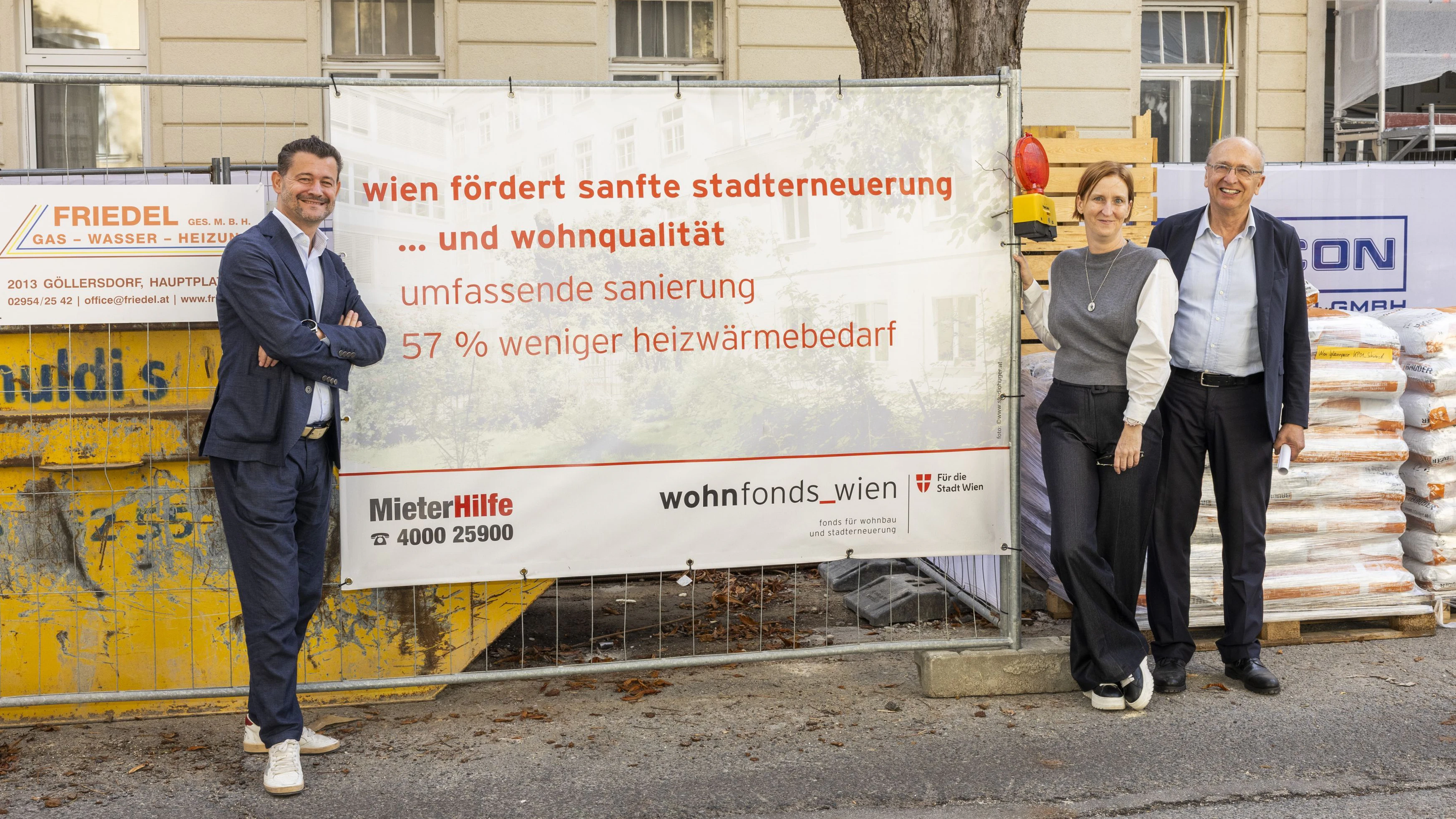 (v.l.) Gregor Puscher (GF wohnfonds_wien), Wohnbau-Stadträtin Elke Hanel-Torsch und der Hausbesitzer