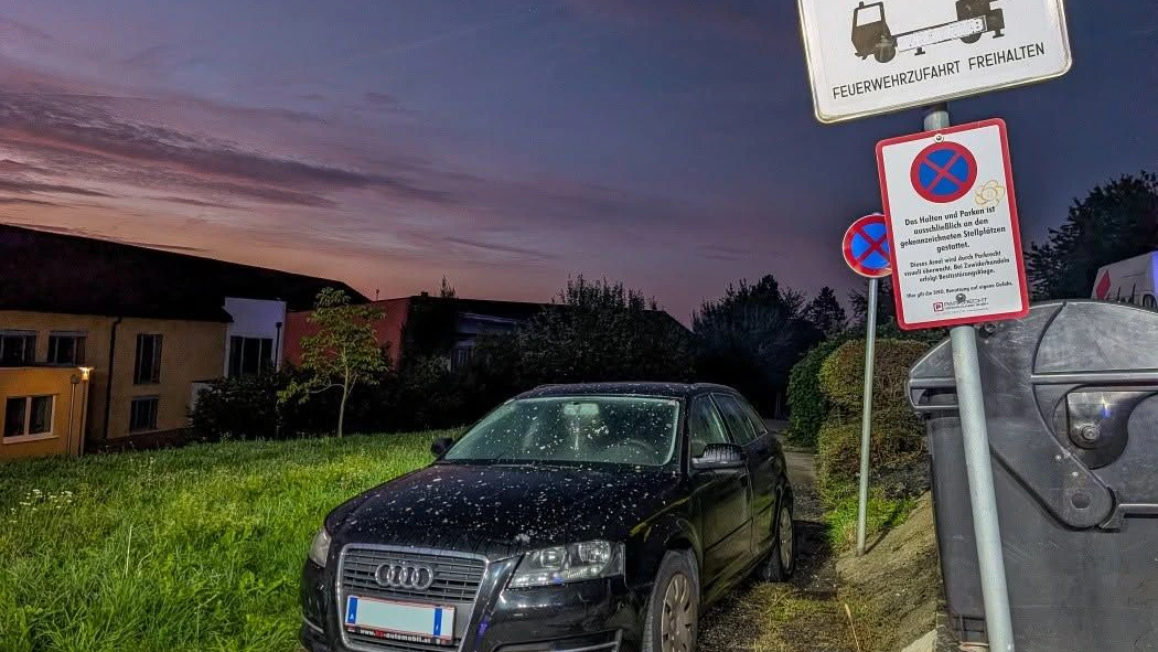 Heute.at - Brand-Alarm! Audi parkt Feuerwehr-Zufahrt völlig zu