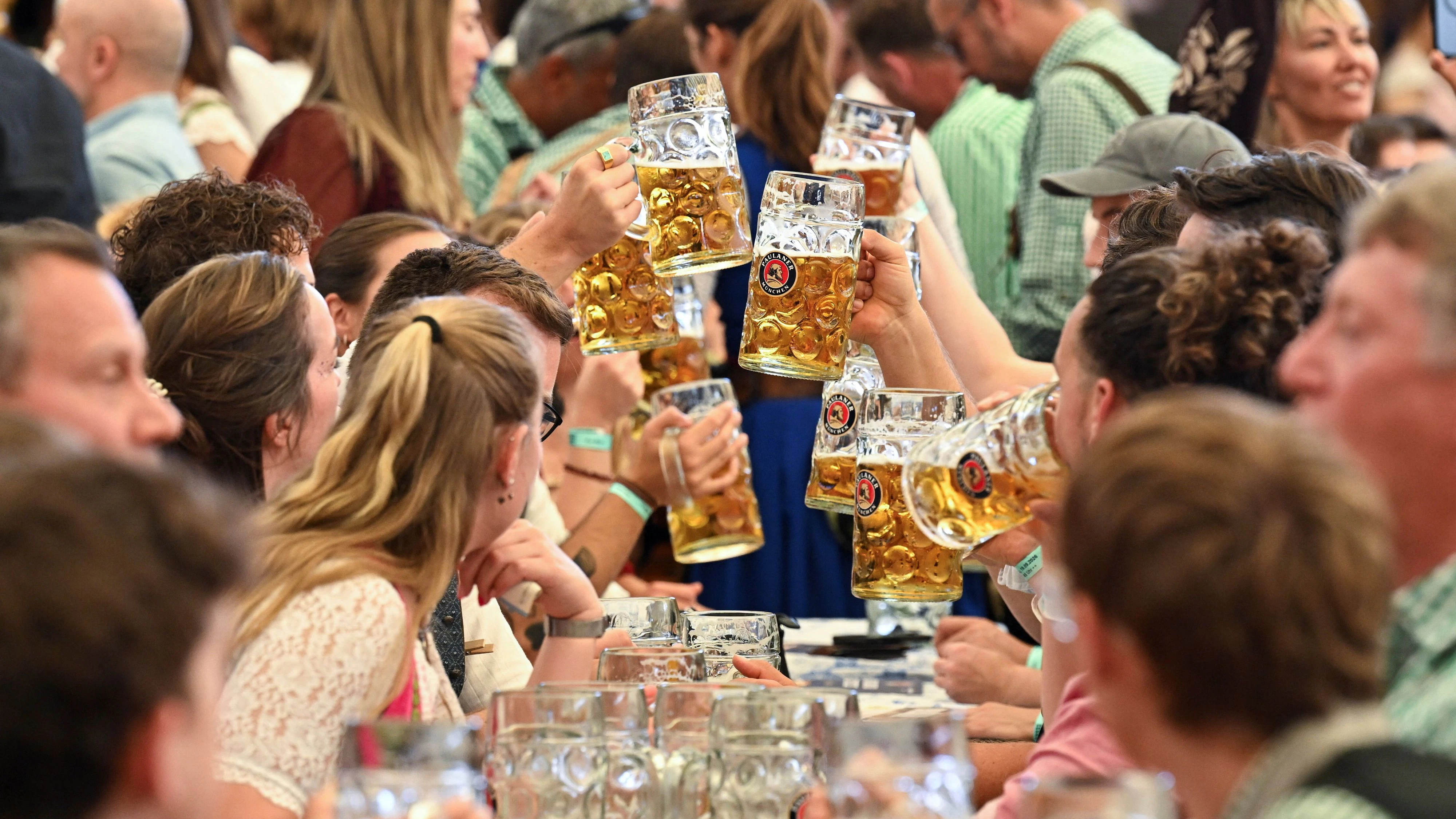 Neben reichlich Alkohol und Kreislaufproblemen sorgte auch eine Störung bei einer Attraktion für Aufregung.