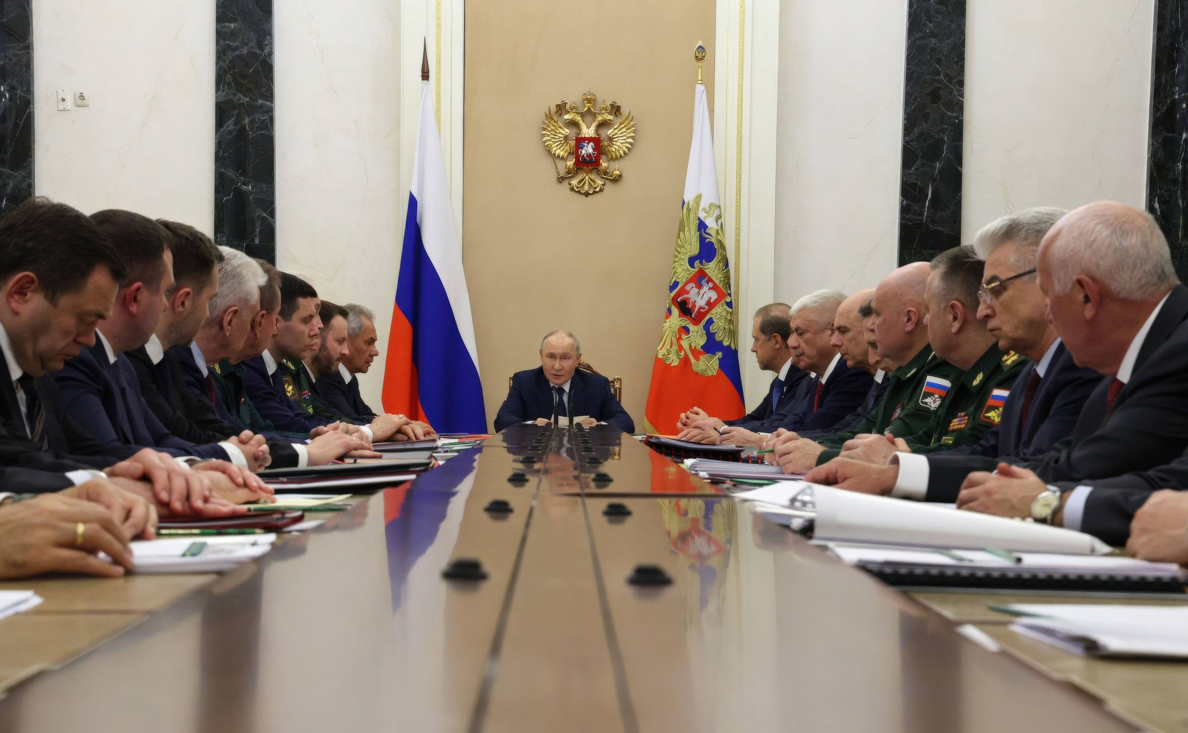 Der russische Präsident Wladimir Putin leitet am 18. September 2026 in Moskau im Kreml eine Sitzung der Militär-Industrie-Kommission.