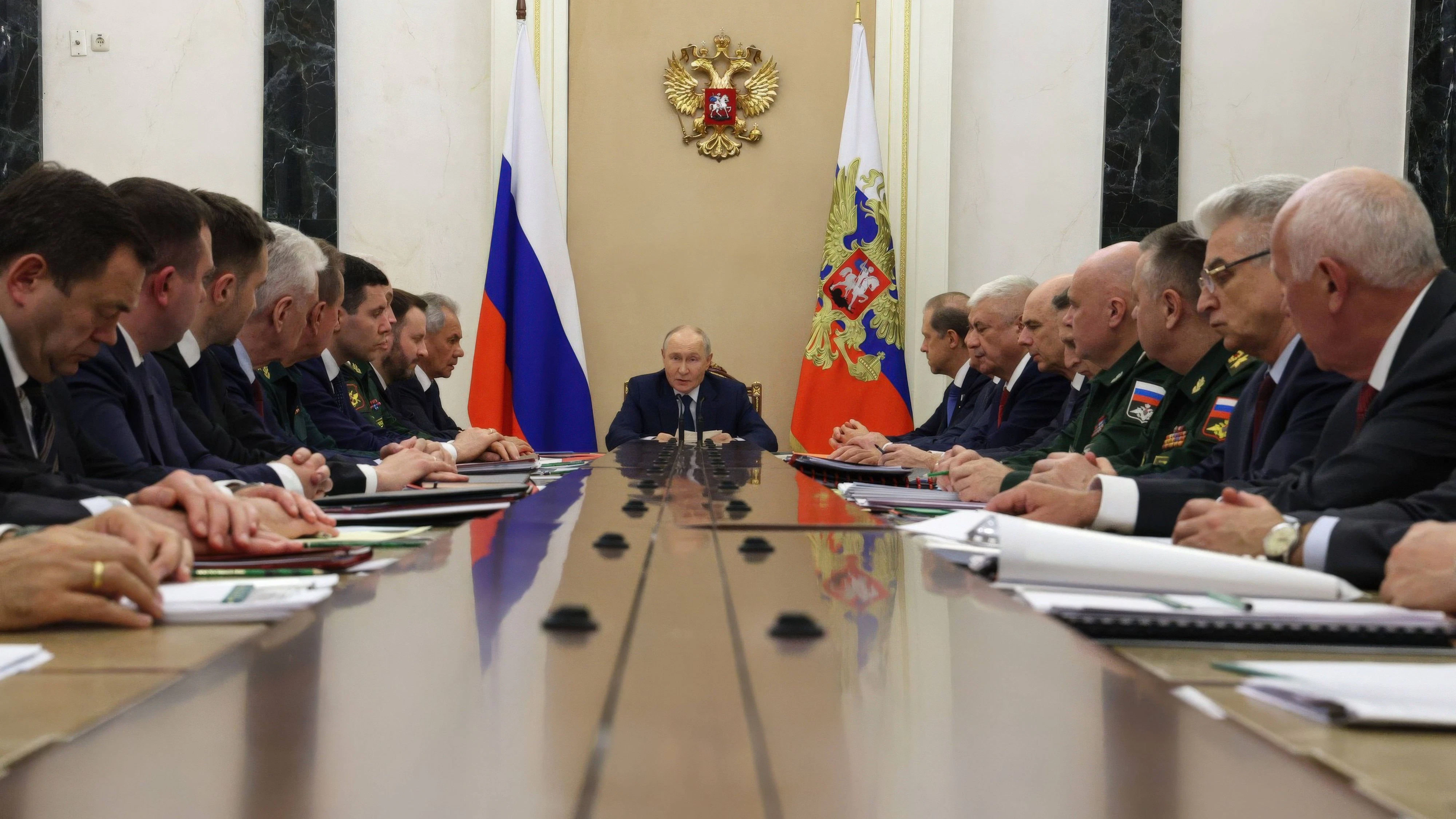 Der russische Präsident Wladimir Putin leitet am 18. September 2026 in Moskau im Kreml eine Sitzung der Militär-Industrie-Kommission.