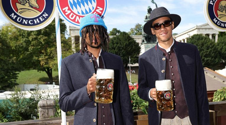 Michael Olise und Jamal Musiala auf der Wiesn in München. 
