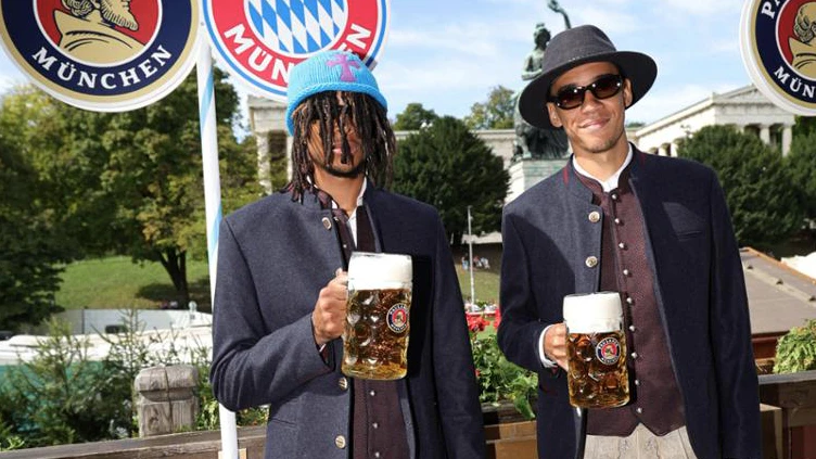 Michael Olise und Jamal Musiala auf der Wiesn in München. 