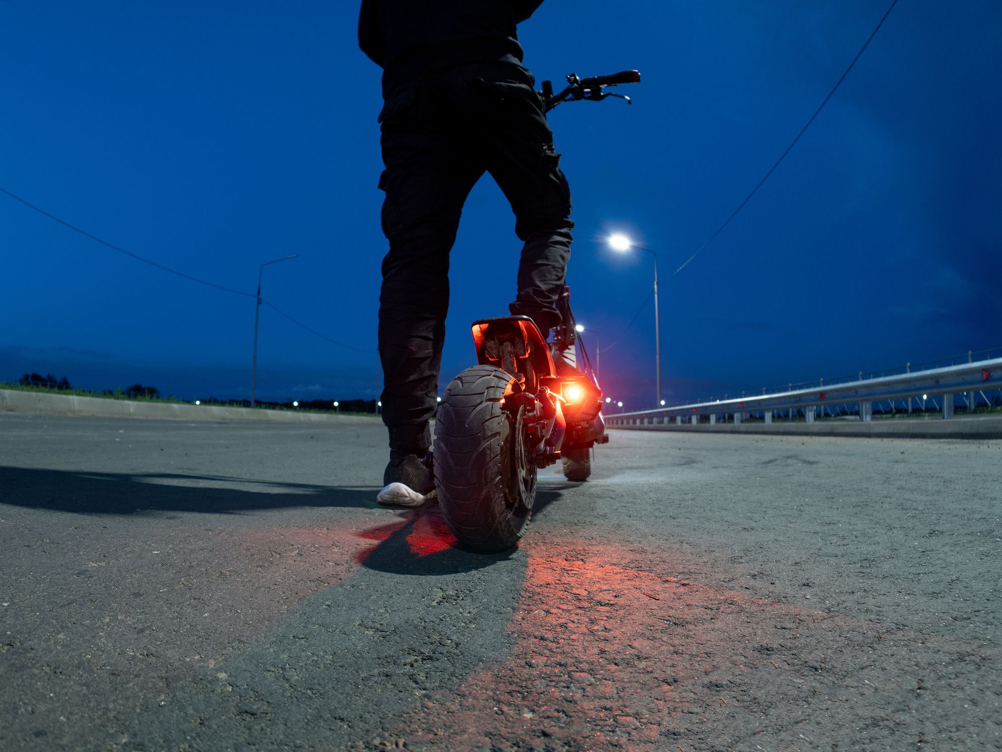 Der Bursch war stark alkoholisiert, aber trotzdem mit seinem Scooter unterwegs. (Symbolbild)