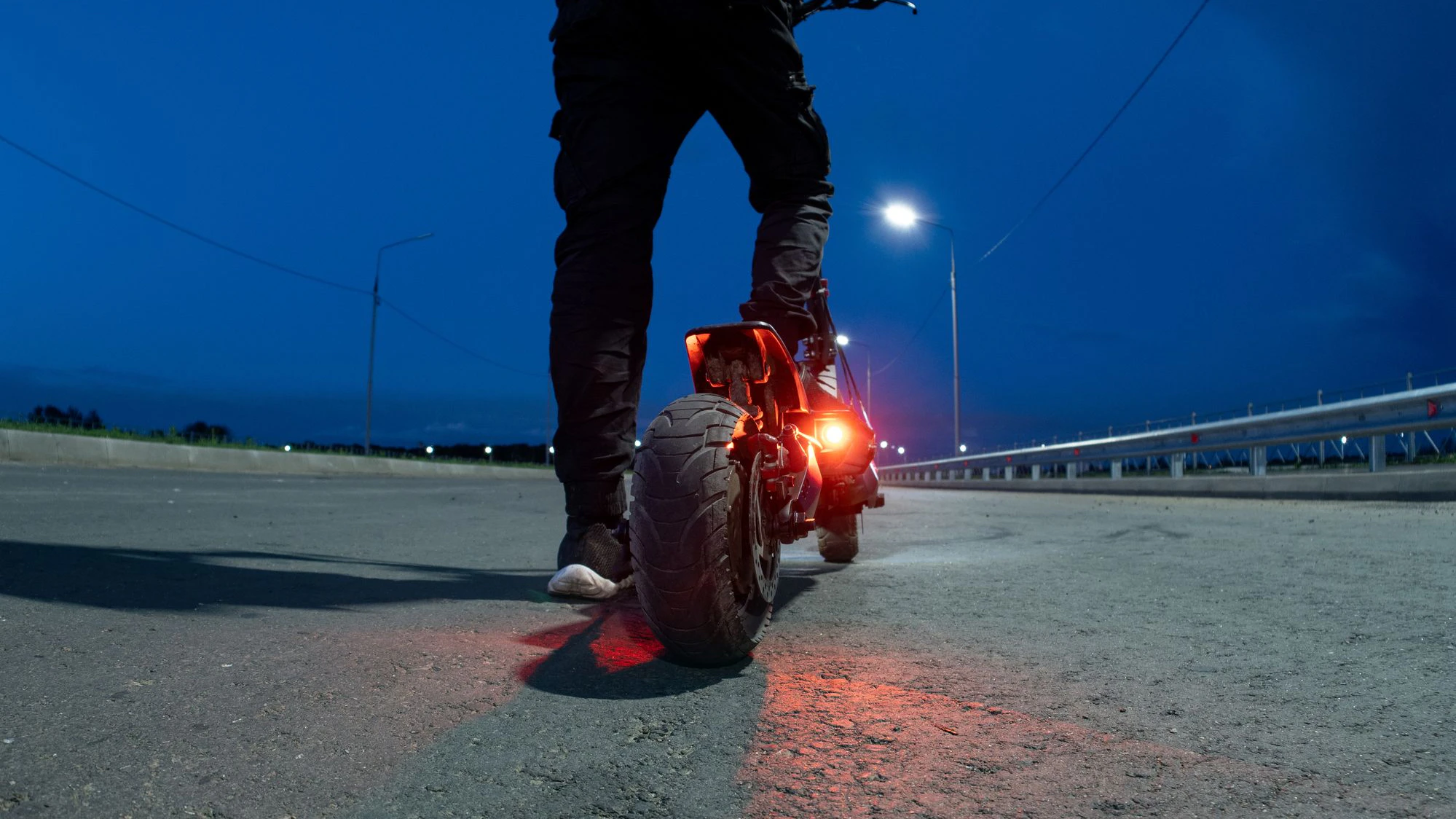 Der Bursch war stark alkoholisiert, aber trotzdem mit seinem Scooter unterwegs. (Symbolbild)