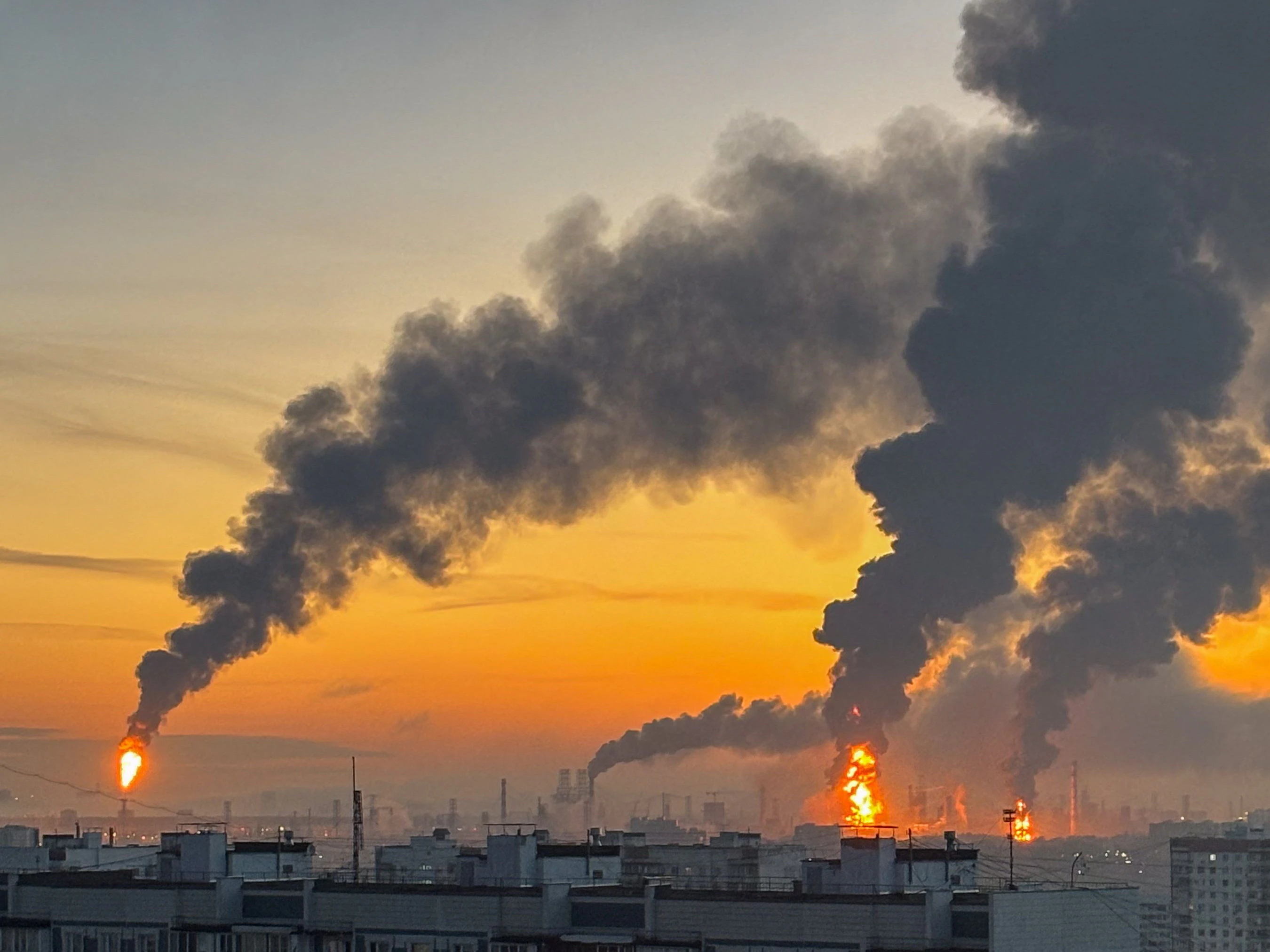 Rauchwolken steigen aus den Bränden (rechts) in einer Ölraffinerie auf, nachdem es laut Behördenangaben im Zuge des Russland-Ukraine-Konflikts zu einem ukrainischen Drohnenangriff gekommen war, in Moskau, Russland, am 20. September 2026.