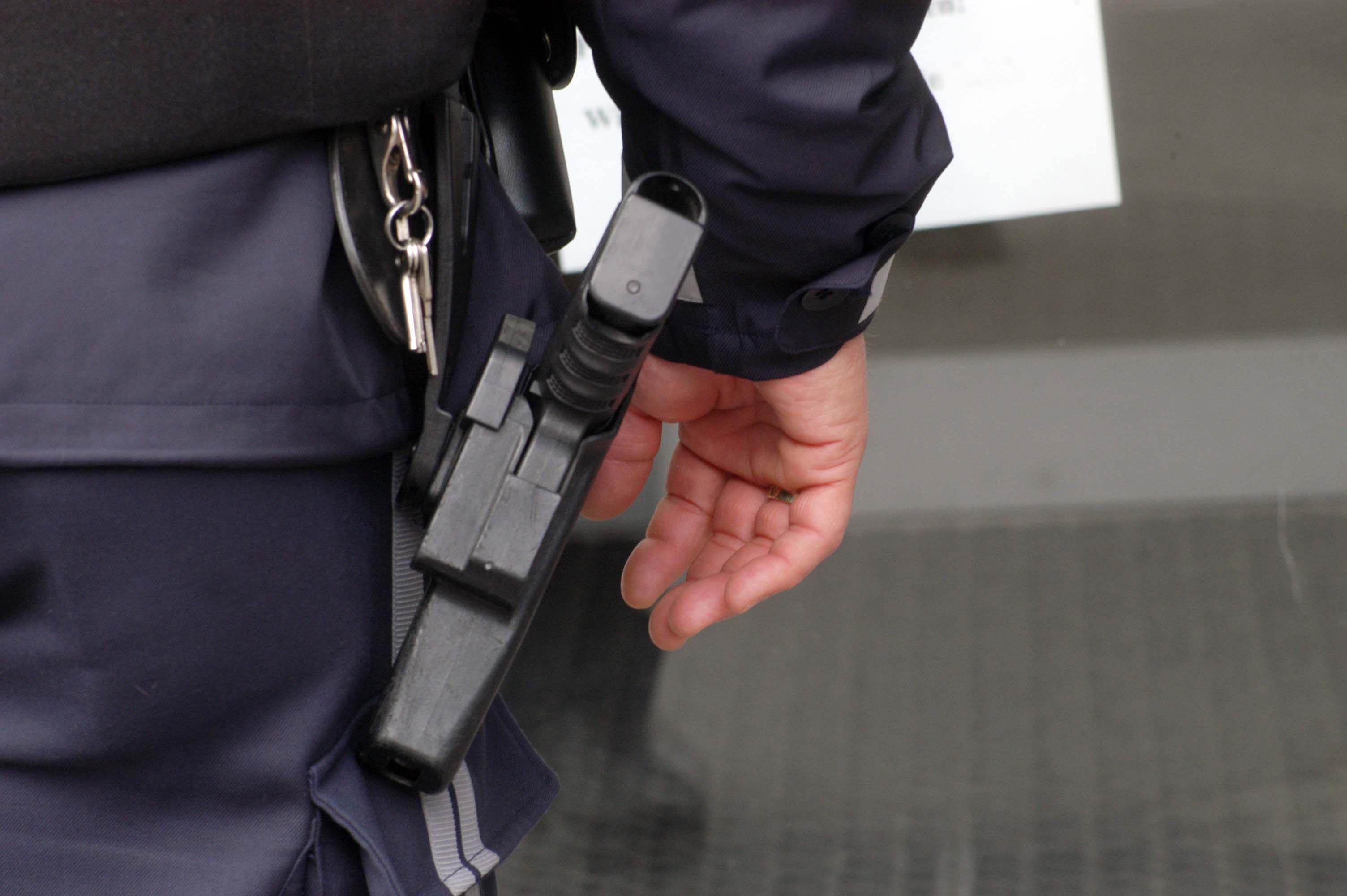 Ein Polizist in Uniform mit Dienstwaffe.