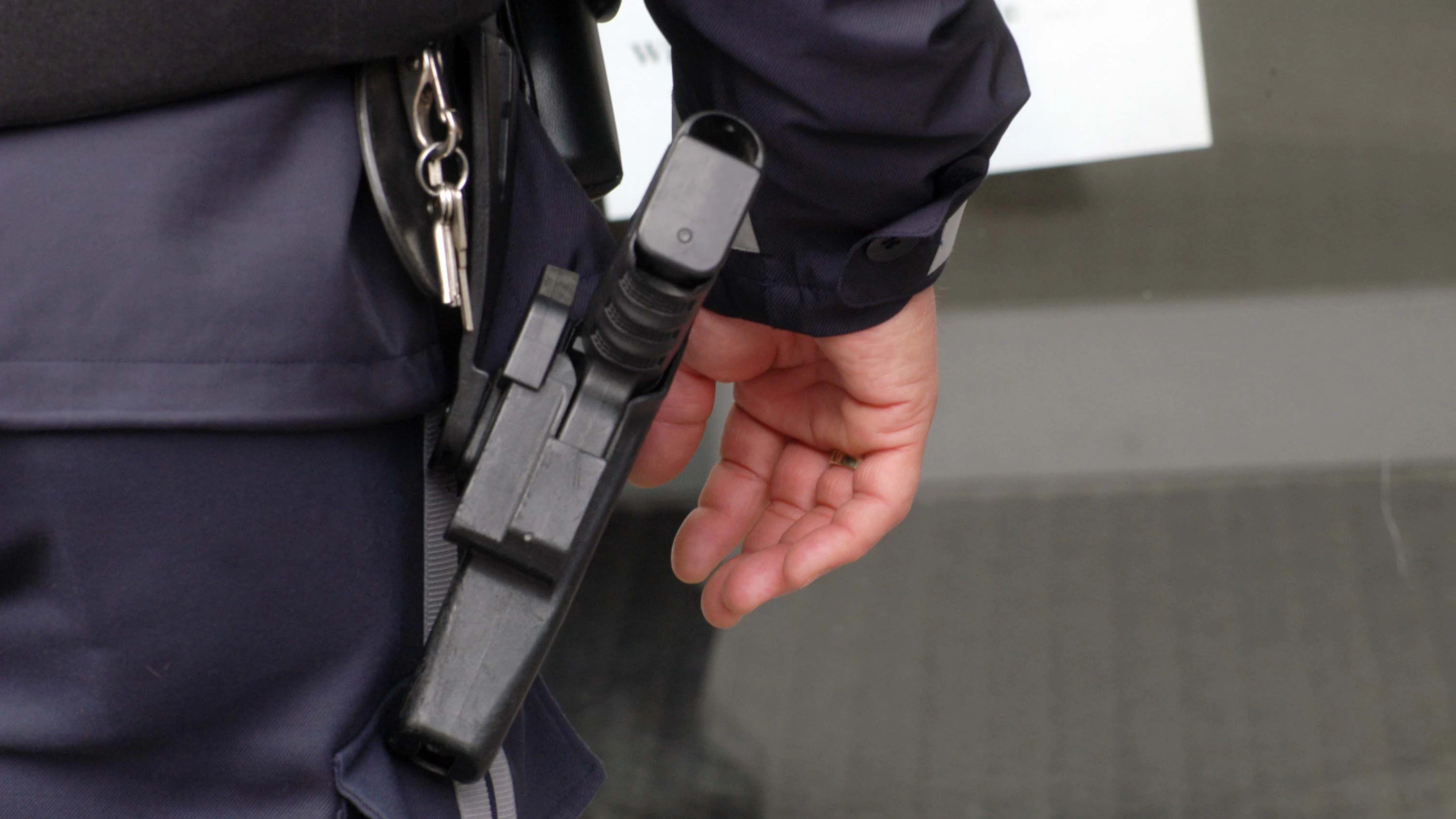 Ein Polizist in Uniform mit Dienstwaffe.