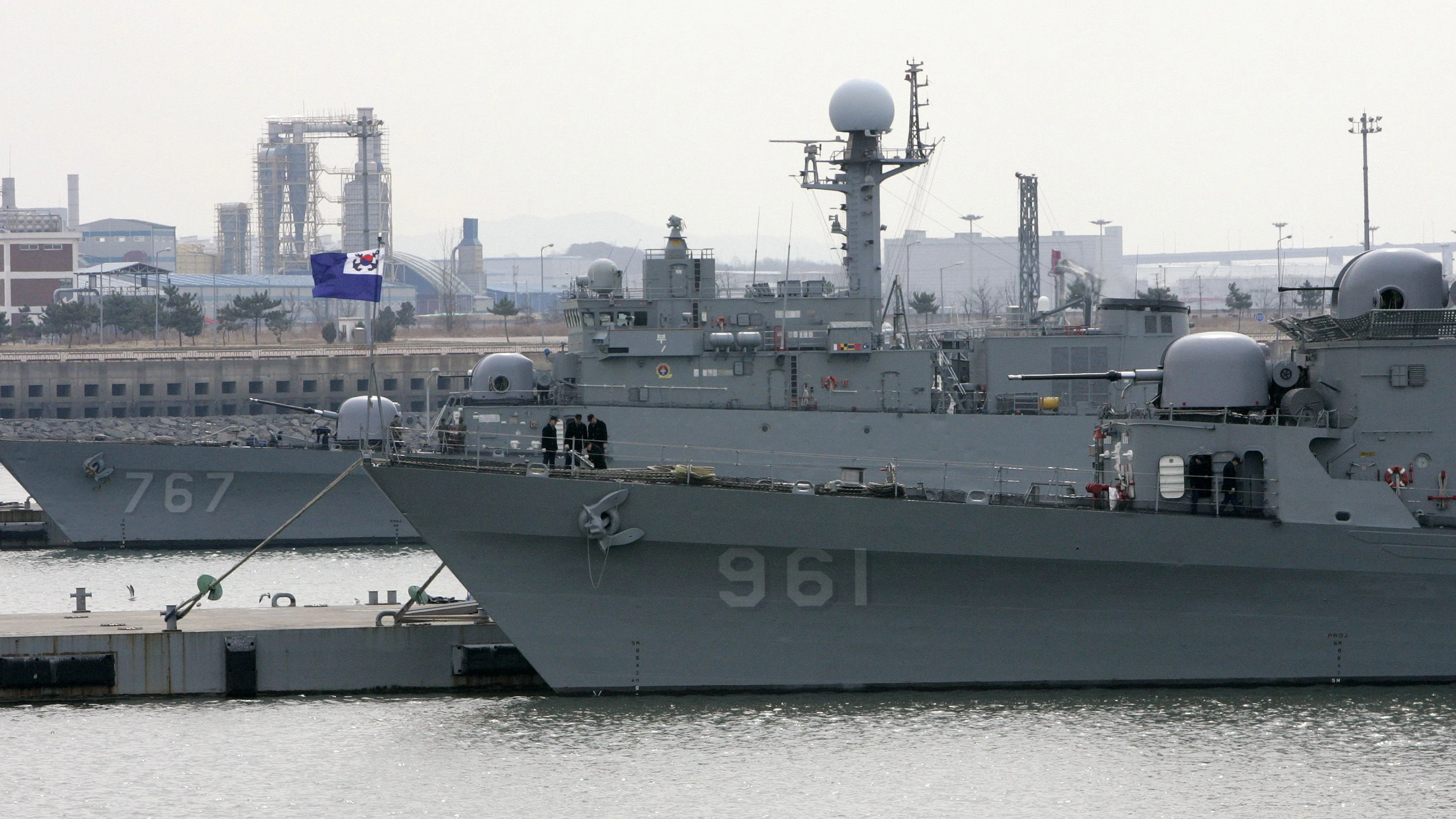 Battleships of South Korean Navy's 2nd fleet are seen during a media tour at a naval port in Pyeongtaek, about 70 km (40 miles) south of Seoul, March 24, 2009.  REUTERS/Jo Yong-Hak (SOUTH KOREA POLITICS MILITARY)