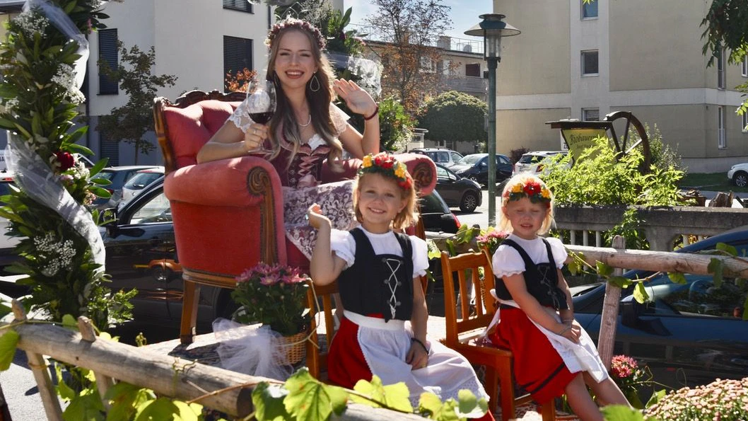 Geschmückte Traktoren beim Weinlesefest  