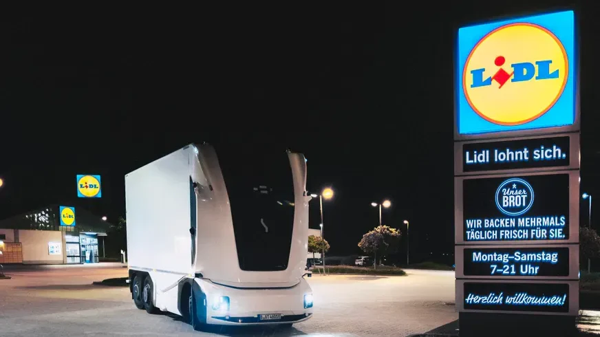 Im hessischen Edermünde fährt ein Elektro-Lkw ganz ohne Fahrer zwischen Lidl-Lager und Filiale. Zunächst noch mit Begleitfahrzeug.