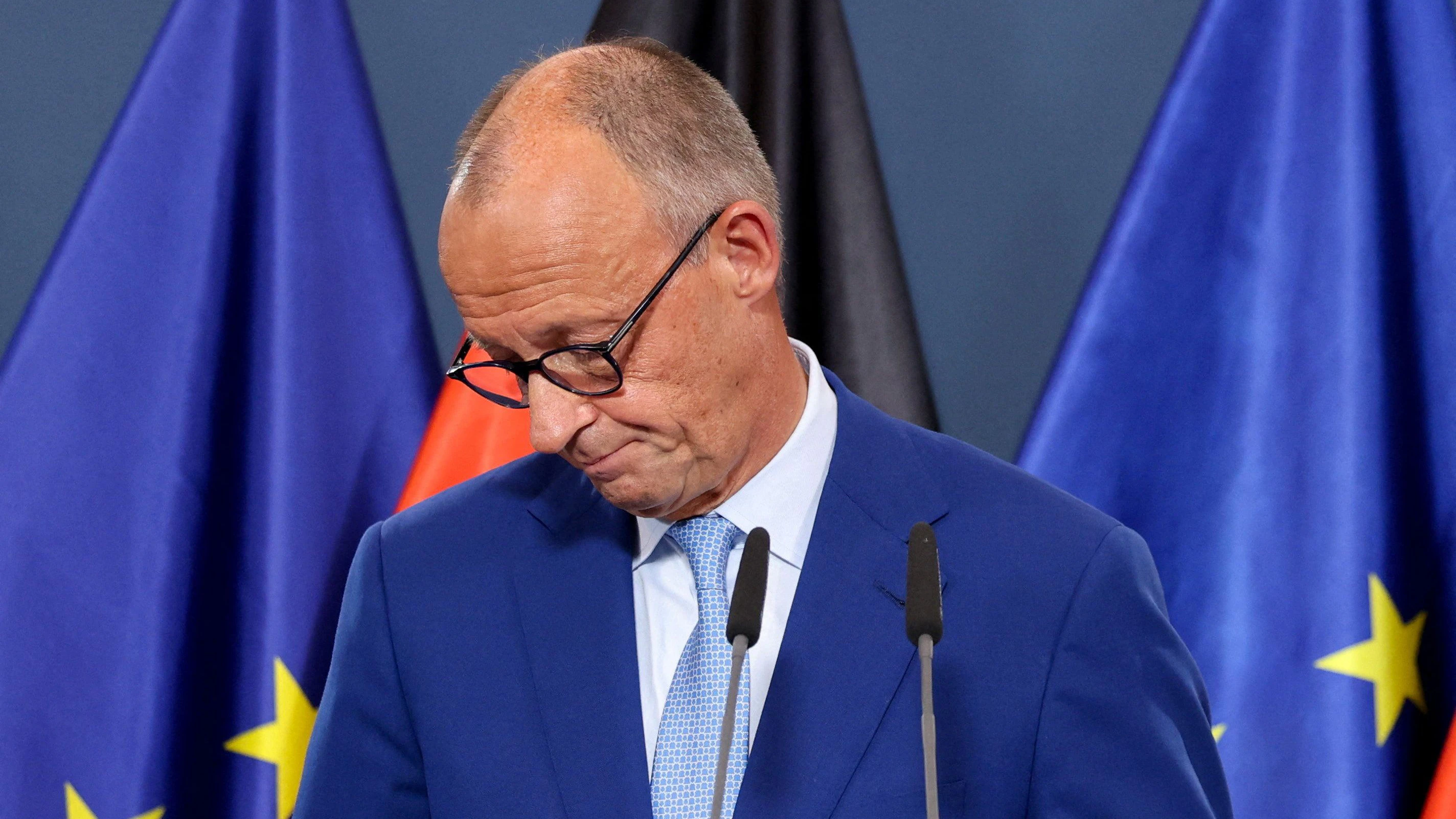 Der deutsche Kanzler Friedrich Merz geknickt bei seiner Stellungnahme.