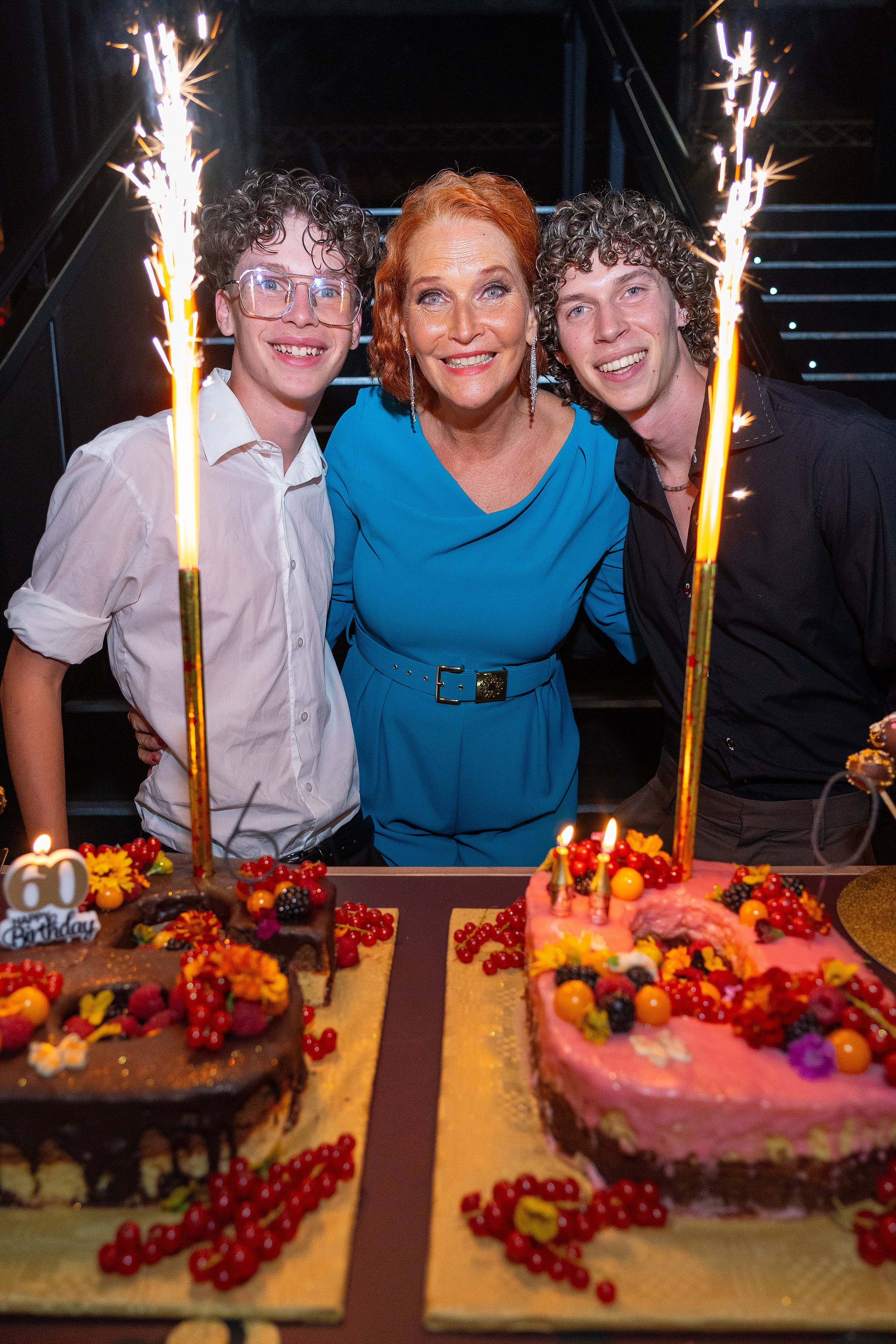Maya Hakvoort mit ihren Söhnen Joshua und Jason