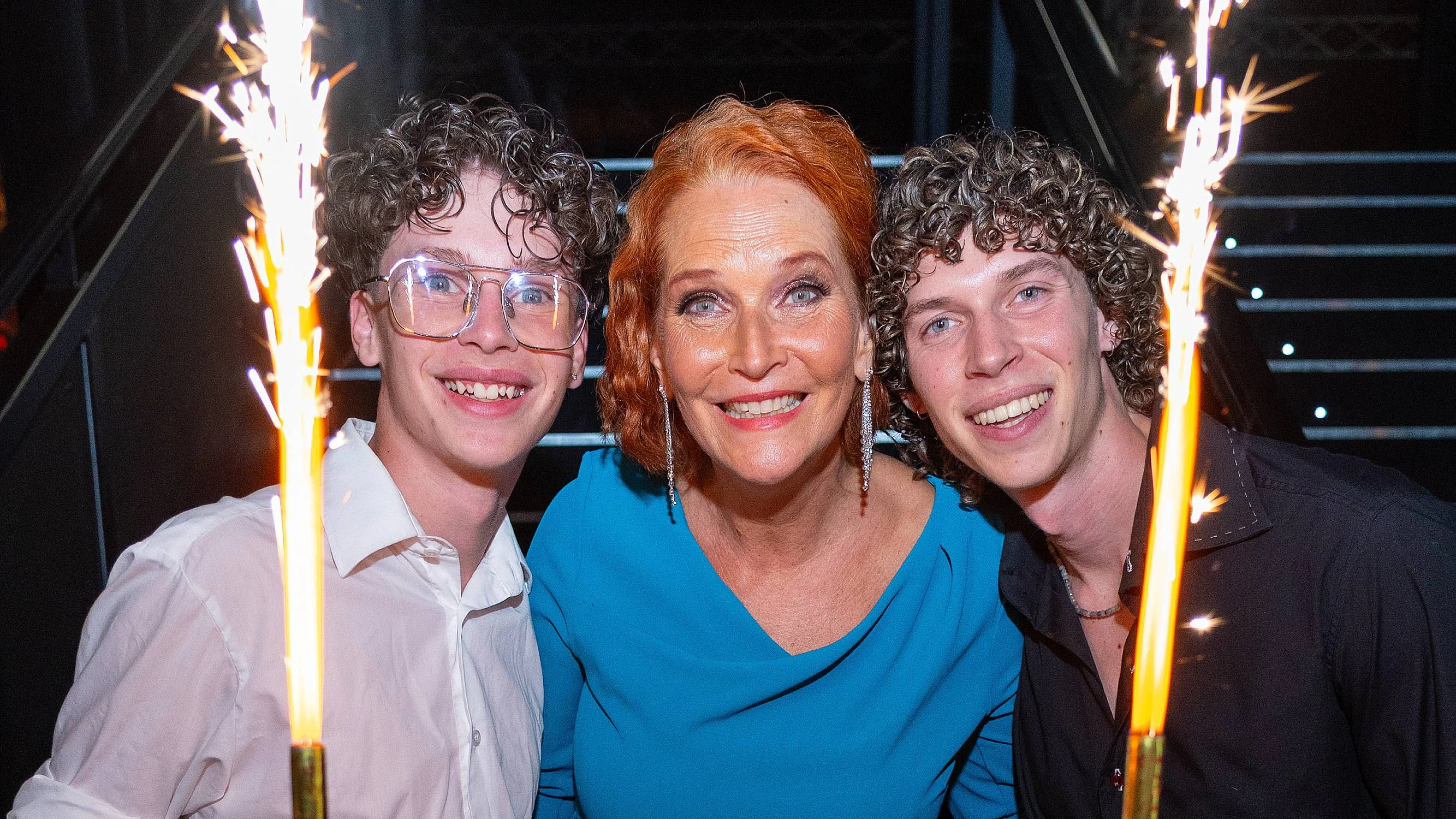 Maya Hakvoort mit ihren Söhnen Joshua und Jason und den Geburtstagstorten