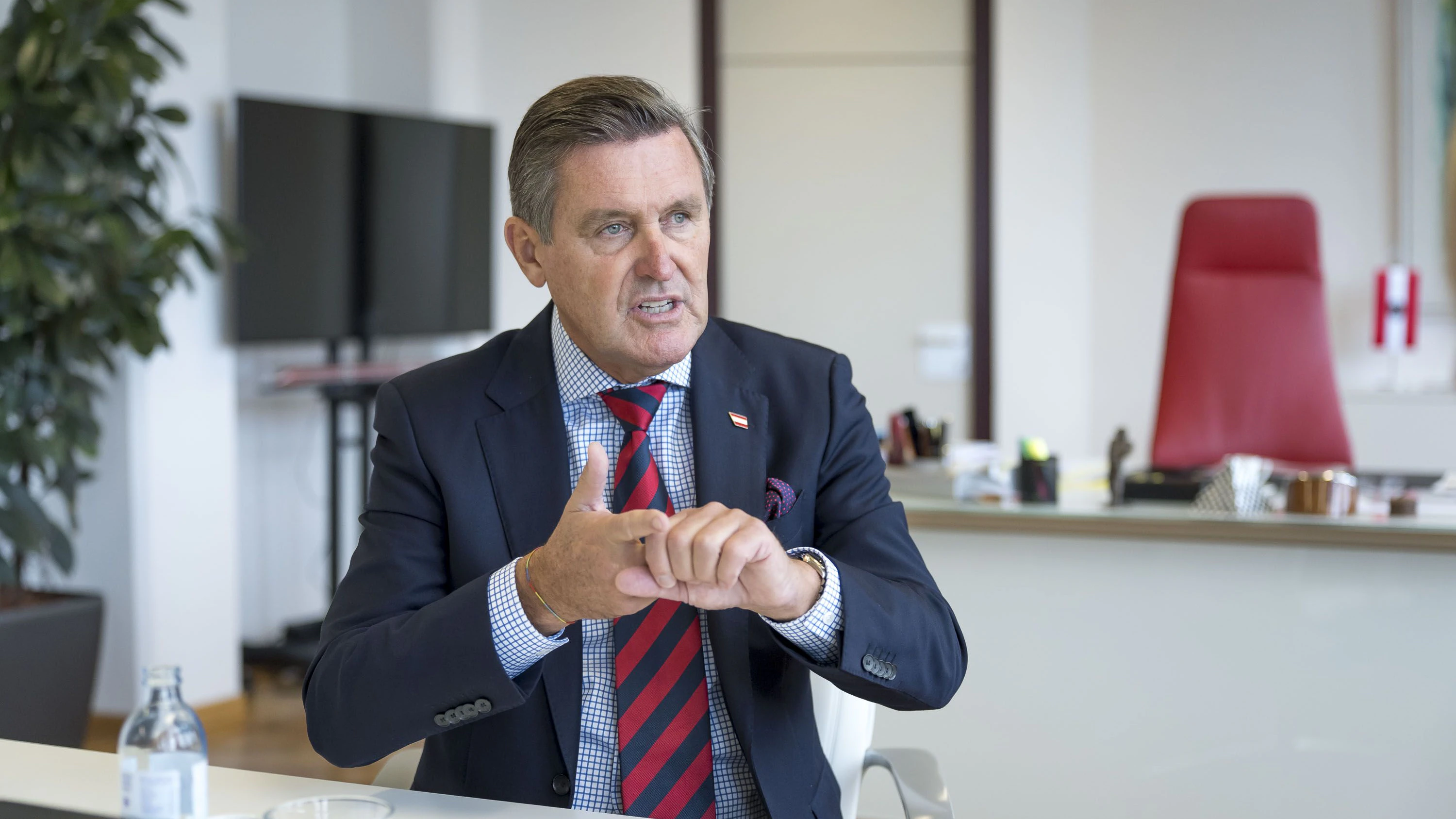 Um die Sicherheit für Fahrgäste und ÖBB-Mitarbeiter zu erhöhen, will Minister Hanke Alkohol an mehr Bahnhöfen verbieten.